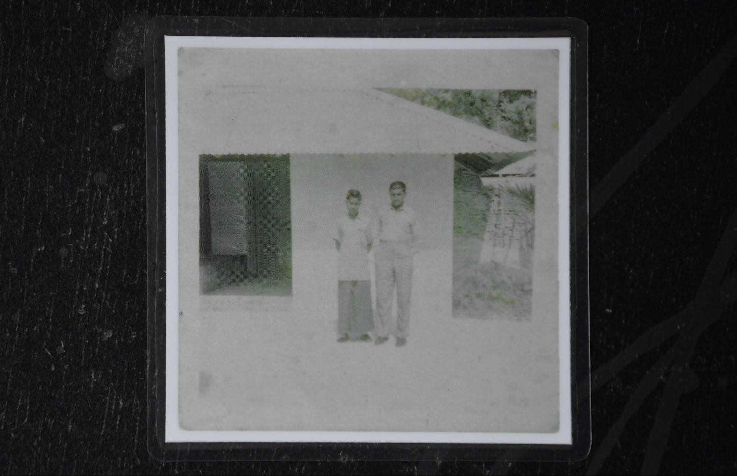 ރާއްޖޭގެ ފުރަތަމަ ޖުމްހޫރިއްޔާ އިއުލާންކުރި ދުވަސް ކަމަށްވާ  ޖެނުއަރީ 1، 1953 ގައި މައިކަލް ޑި ސިލްވާ (ކ) އާ އެކު އަހުމަދުފުޅު ނަންގަވާފައިވާ ފޮޓޯއެއް.