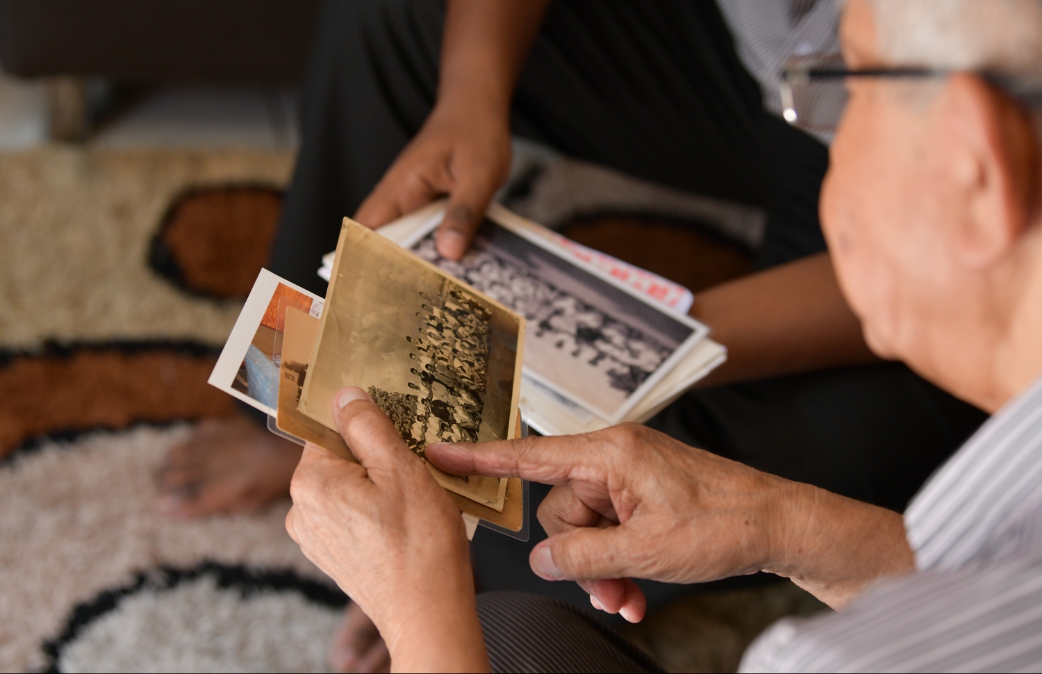 އަހުމަދުފުޅު ކުރީގެ ފޮޓޯތަކެއް ދައްކާލައްވަނީ: އެއީ އުފާވެރި އަދި އެތައް ފިލާވަޅުތަކެއް ލިބިވަޑައިގެންނެވި ދުވަސްތަކެއް ކަމަށް ވިދާޅުވޭ. --ފޮޓޯ: ހުސެއިން ވަހީދު/ މިހާރު