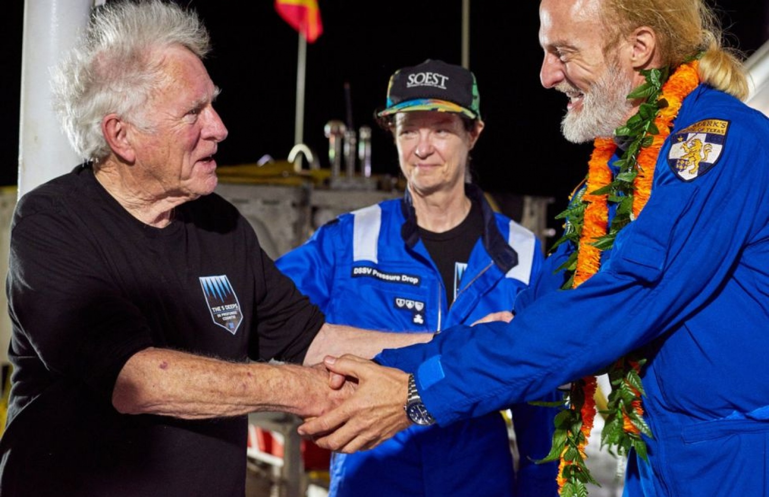 މެރިއާނާ ޓްރެންޗަށް އެންމެ ފުރަތަމަ ޑައިވް ކުރި ޑޮން ވޮޝް (ވ) ވެސްކޯވޯ އަށް މަރުހަބާ ކިޔަނީ. --ފޮޓޯ: ރީވް ޖޯލިފް