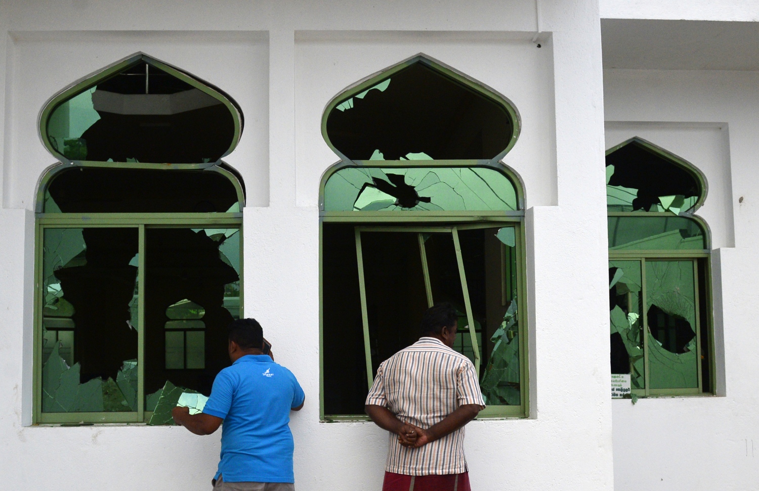 ކޮލަމްބޯ: މެއި 14: މިނުވަންގޮޑާގެ ޖުމްއާ މިސްކިތަށް ހަމަލާދީ ބިއްލޫރިތައް ތަޅާލާފައި. --ފޮޓޯ:އޭއެފްޕީ