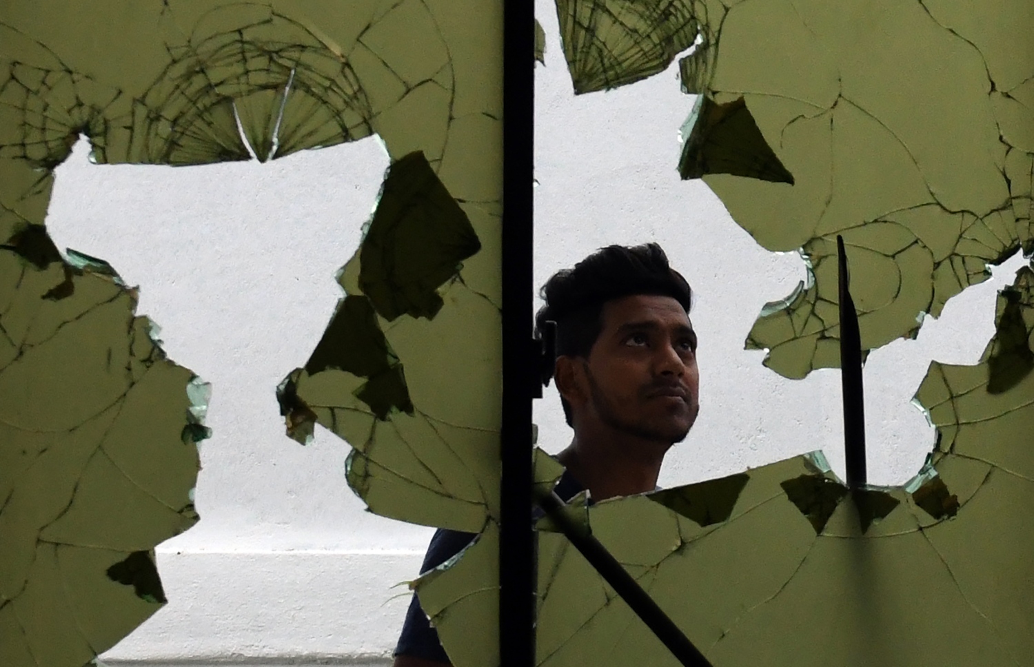 ކޮލަމްބޯ: މެއި 14: މިނުވަންގޮޑާގެ ޖުމްއާ މިސްކިތަށް ހަމަލާދީ ބިއްލޫރިތައް ތަޅާލާފައި. --ފޮޓޯ:އޭއެފްޕީ