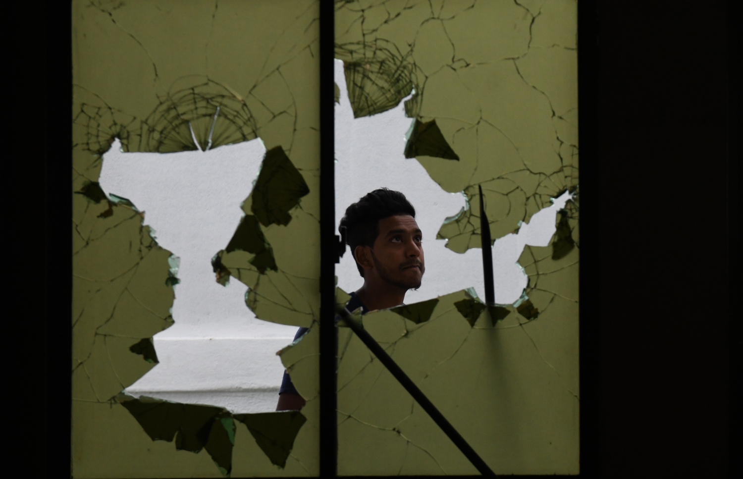 ކޮލަމްބޯ: މެއި 14: މިނުވަންގޮޑާގެ ޖުމްއާ މިސްކިތަށް ހަމަލާދީ ބިއްލޫރިތައް ތަޅާލާފައި. --ފޮޓޯ:އޭއެފްޕީ