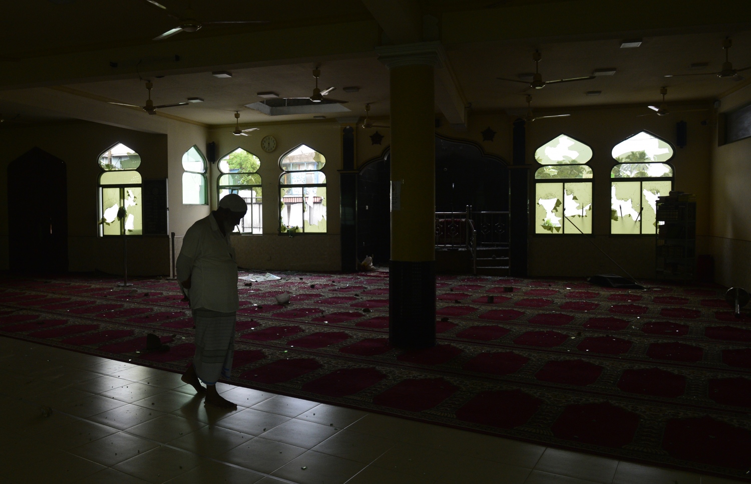 ކޮލަމްބޯ: މެއި 14: މިނުވަންގޮޑާގެ ޖުމްއާ މިސްކިތަށް ހަމަލާދީ ބިއްލޫރިތައް ތަޅާލާފައި. --ފޮޓޯ:އޭއެފްޕީ