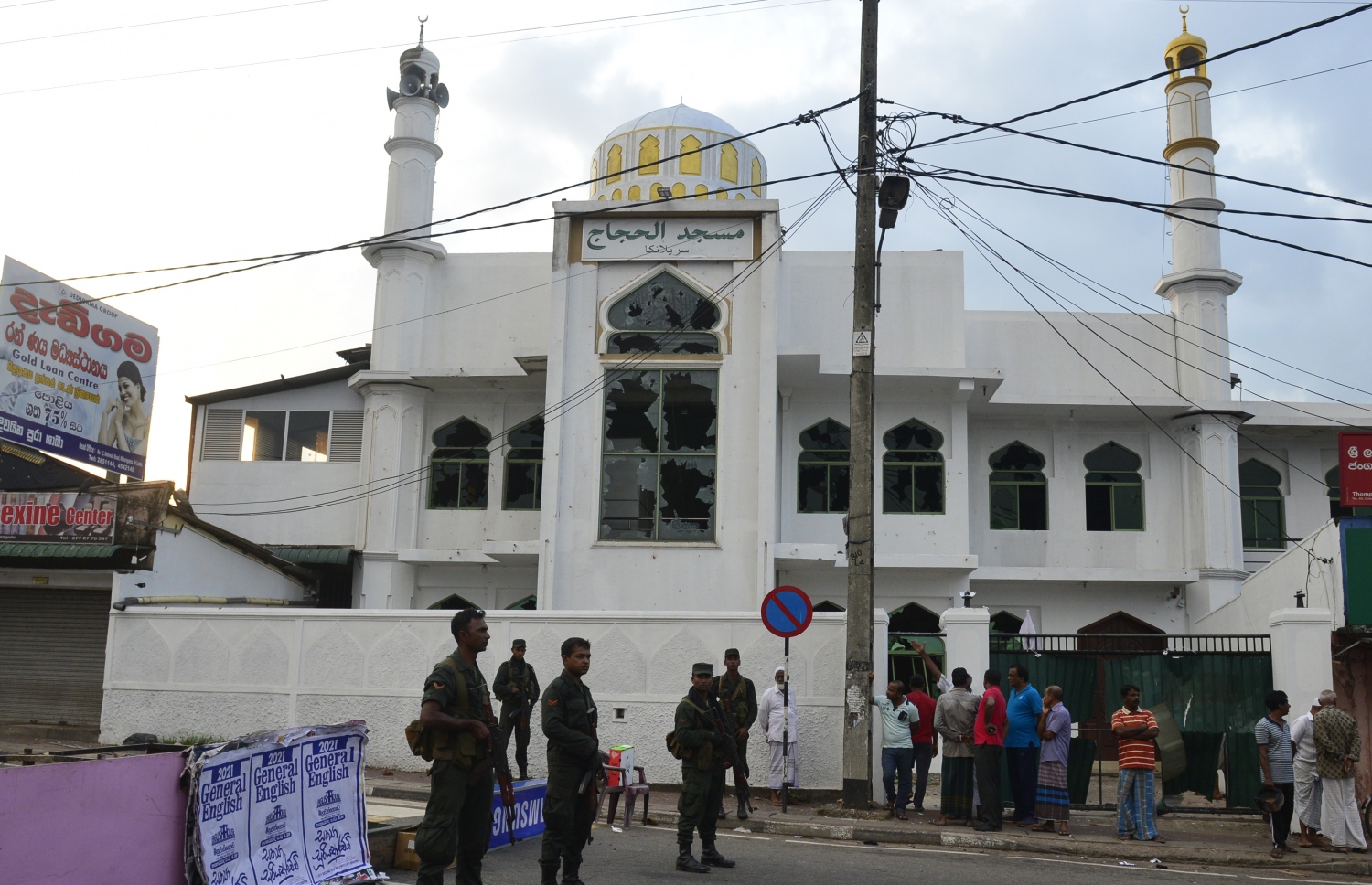 ކޮލަމްބޯ: މެއި 14: މިނުވަންގޮޑާގެ ޖުމްއާ މިސްކިތަށް ހަމަލާ ދިނުމާ ގުޅިގެން މިސްކިތެއްގެ ބޭރުގައި ފުލުހުން ފޯރި މަރަނީ. --ފޮޓޯ:އޭއެފްޕީ