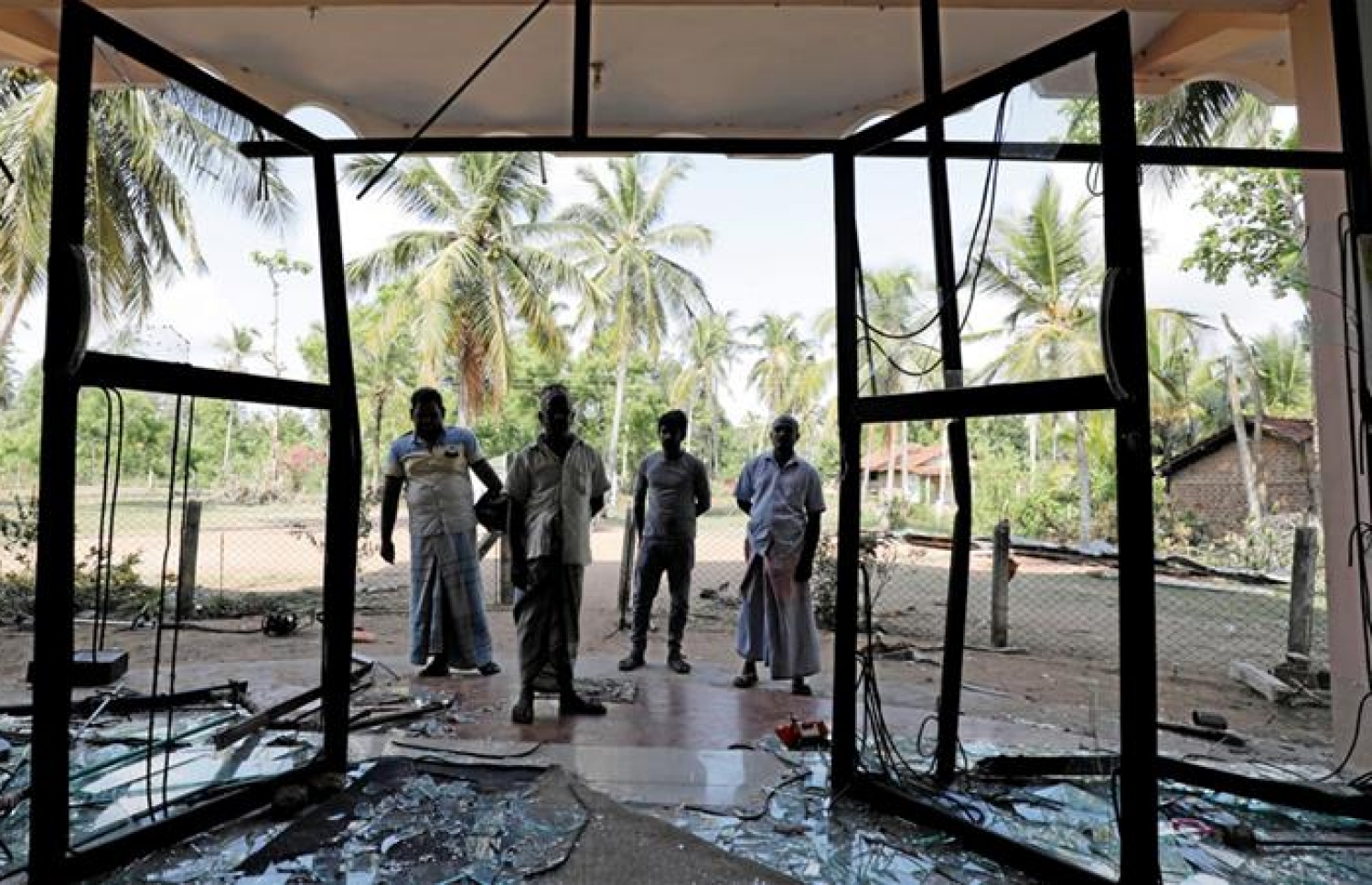 ކޮލަމްބޯ: މެއި 14: ކިނިޔަމާގެ އަބްރާރް މިސްކިތަށް ހަމަލާދީ ބިއްލޫރިތައް ތަޅާލާފައި. --ފޮޓޯ:ރޮއިޓާސް