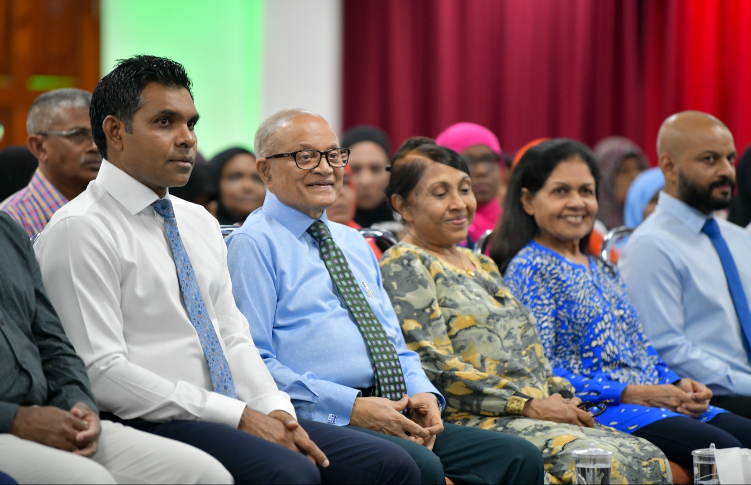 މައުމޫން ފައުންޑޭޝަނުން ރޭ ބޭއްވި އިހްޔާ ޕްރޮގްރާމުގައި ނައިބު ރައީސް ފައިސަލް ނަސީމާއި މައުމޫންގެ ދެކަނބަލުން ބައިވެރިވެވަޑައިގަންނަވަނީ.-- ފޮޓޯ: ހުސެއިން ވަހީދު/ މިހާރު