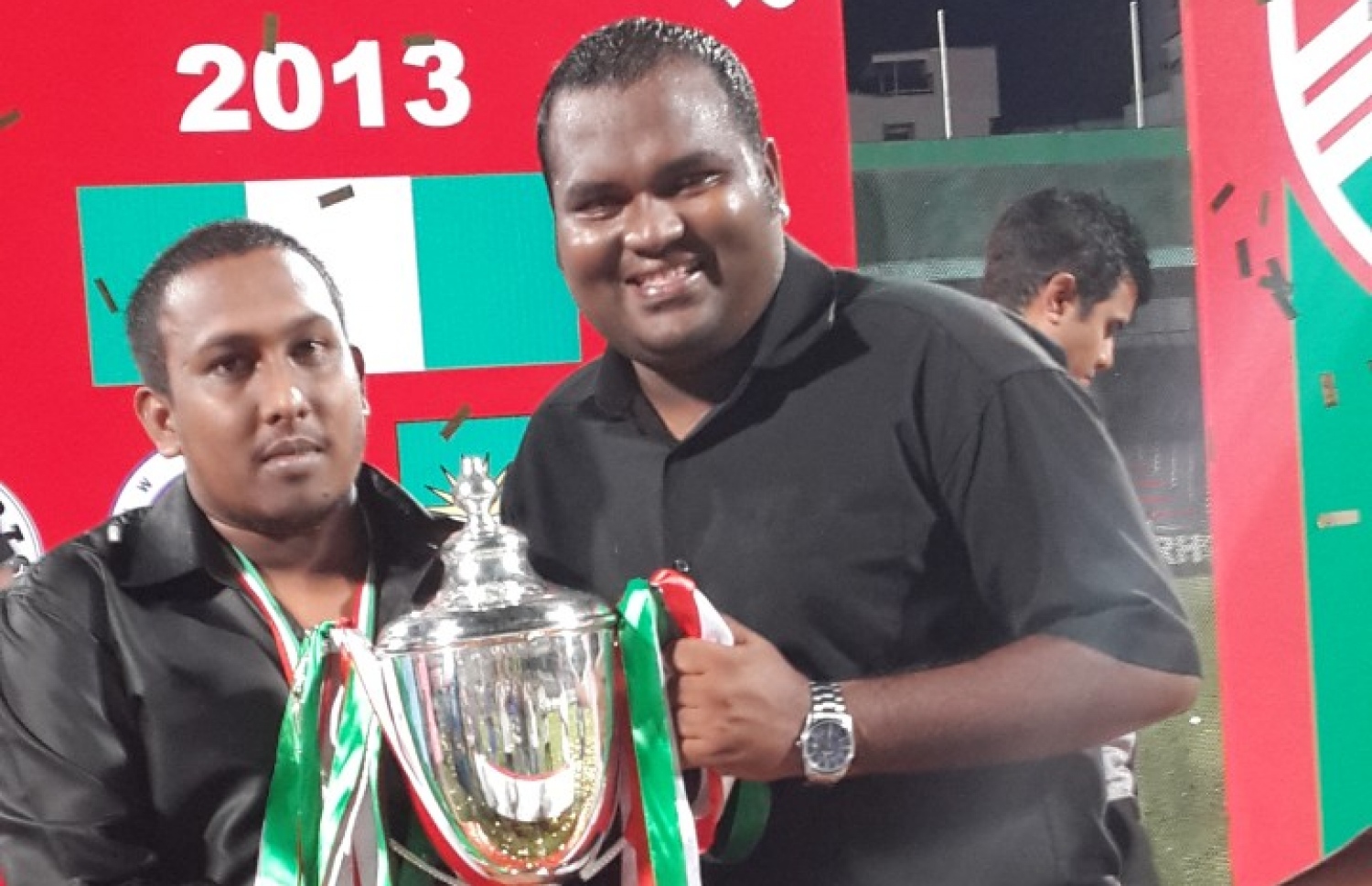 ނިއު އިން 2015 ވަނަ އަހަރު ގައުމީ ތަށި މިލްކުކުރި މެޗަށް އޭރުގެ ޗެއާމަން އަލީ ވަހީދު (ކ) އާއި އެ ކްލަބުގެ އިސް ސަޕޯޓަރުން މުހައްމަދު ނަޝީދު އަބްދުﷲ ފޮޓޯއަކަށް ހުއްޓިގެން: ކްލަބުގެ ހައްގުގައި ސަޕޯޓަރުން ތެދުވެފައިވާއިރު އެކަމުގައި އިސްކޮށް އުޅެނީ ނަޝީދު.