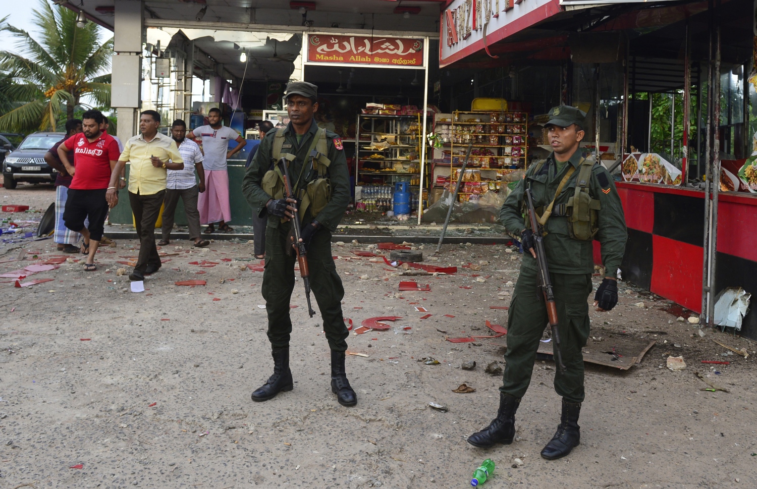 ކޮލަމްބޯގެ އުތުރުން އޮންނަ މިނުވަންގޮޑާގައި ގެއްލުންދީފައިވާ ފިހާރައެއްގެ ކައިރީ ސިފައިން ހަރަކާތްތެރި ވަނީ. --ފޮޓޯ:އޭއެފްޕީ