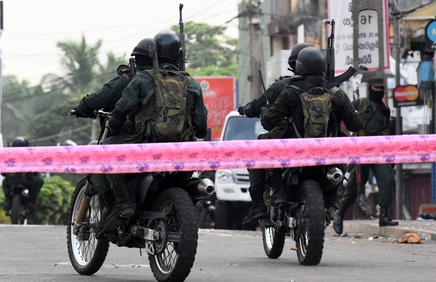 ލަންކާގައި އެޕްރީލް 21 ގައި ދިން ބޮމުގެ ހަމަލާތަކަށް ފަހު ސިފައިން ސަލާމަތީ ކަންކަން ބަލަހައްޓަނީ. --ފޮޓޯ:އޭއެފްޕީ