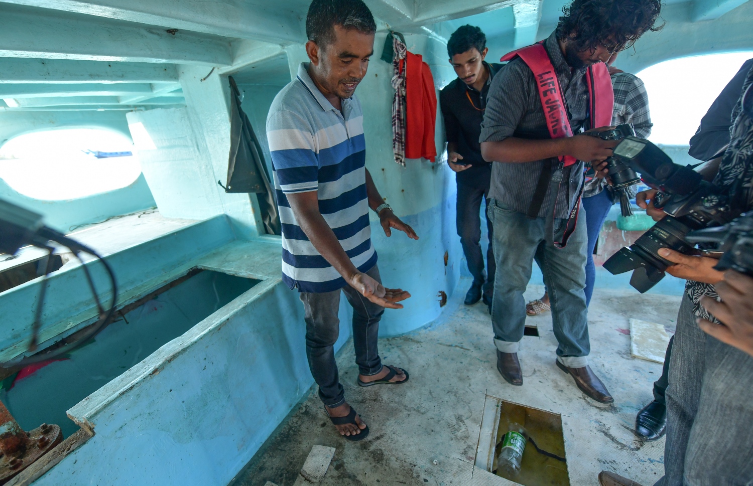 51 ކިލޯގެ މަސްތުވާތަކެއްޗާއެކު ހިފެހެއްޓި އިރާނުގެ ބޯޓުގެ އެތެރޭގައި ޑްރަގް ފޮރުވާފައި ހުރި ގޮތް ފުލުހުން ކިޔައިދެނީ -- ފޮޓޯ: ނިޝާން އަލީ/ މިހާރު