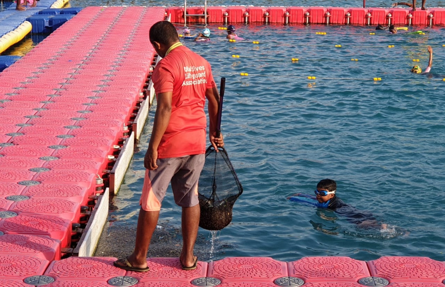 ޓްރެކް ތެރޭގައި ހުރި ކުނިބުނިތައް ނަގަން ކޯޗަކު ހަރަކާތްތެރިވަނީ