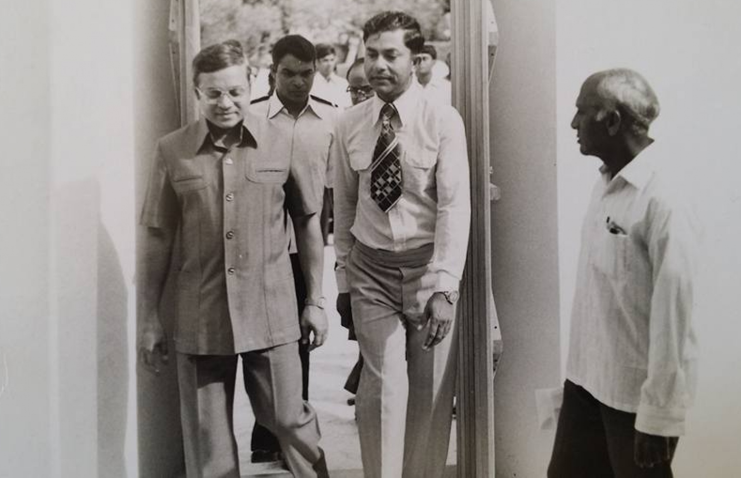 ނައިފަރު މަދަރުސަތުލް އިފްތިތާހުގެ 50 ވަނަ އަހަރީ ދުވަހު، އޭރު ޅ. އަތޮޅުގެ އަތޮޅުވެރިޔަކަށް ހުންނެވި އަހުމަދުފުޅު (ކ) ރައީސް މައުމޫނާ އެކު.