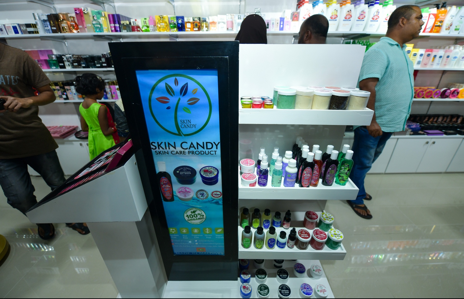 ހުޅުމާލޭގައި ރޭ ހުޅުވި ކެމިސްޓްރީ ފިހާރައިގައި ހަދާފައިވާ ސްކިން ކޭންޑީގެ އުފެއްދުންތައް ހުންނަ ކައުންޓަރު -- ފޮޓޯ: ހުސައިން ވަހީދު/މިހާރު