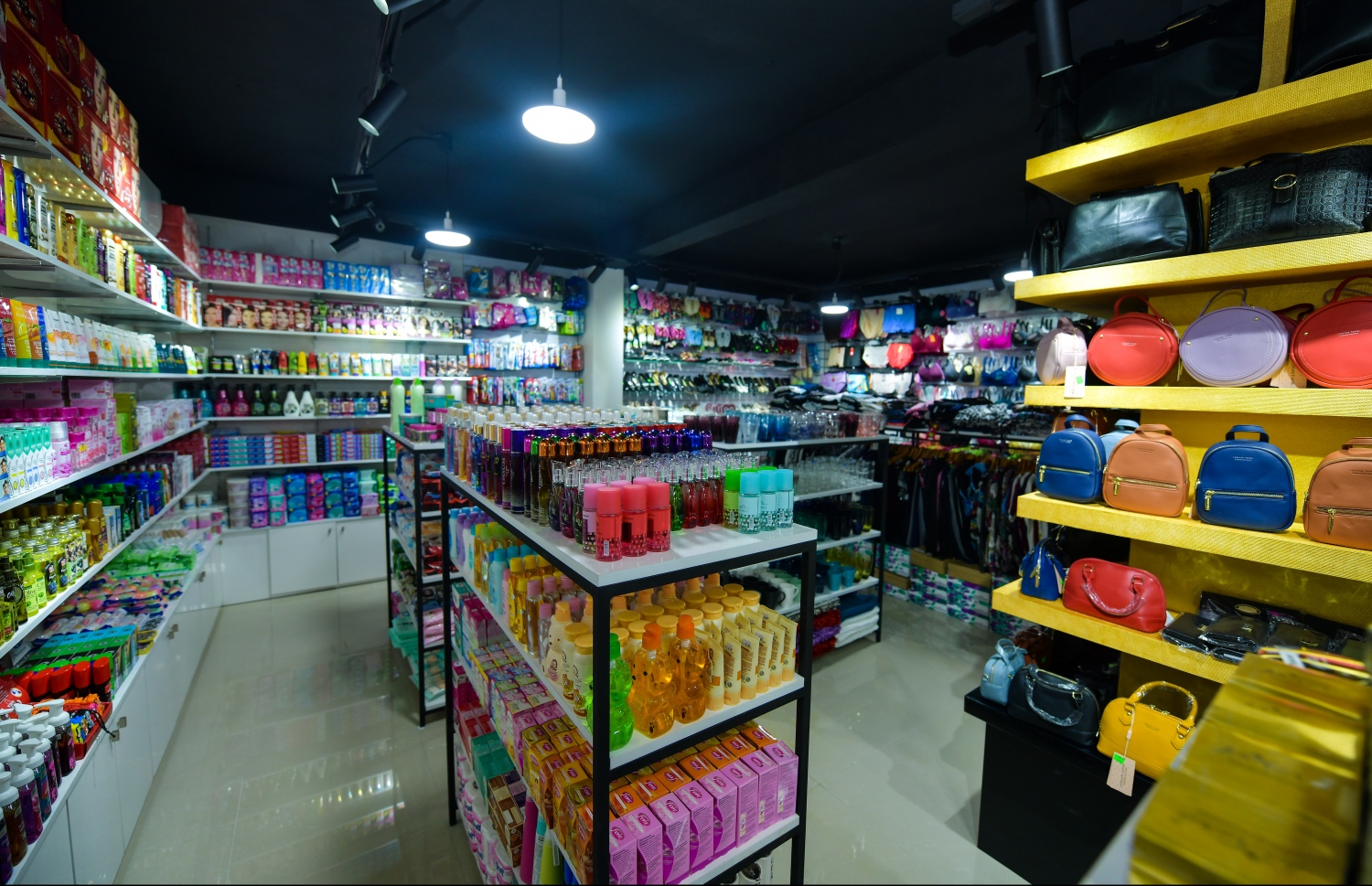 ކެމިސްޓްރީ ފިހާރަ އިން ލިބެން ހުންނަ ރީތިވާ ބައެއް ސާމާނު.--- ފޮޓޯ: ހުސައިން ވަހީދު/މިހާރު