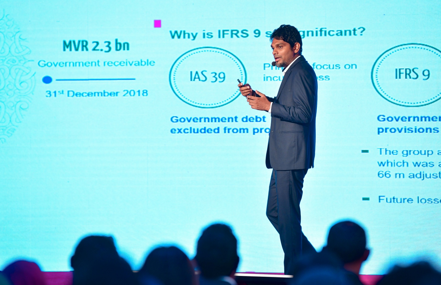 މާލެ- މޭ 16، 2019- ރާއްޖޭގެ އެންމެ ބޮޑު ވިޔަފާރި ކުންފުނި އެސްޓީއޯ އިން ދަރުބާރުގޭގައި ރޭ ބޭއްވި އަހަރީ އާއްމު ޖަލްސާގައި އެ ކުންފުނީގެ އެމްޑީ ހުސެއިން އަމްރު މާލީ ހިސާބުތައް ހިއްސާދާރުންނަށް ދައްކާލައްވަނީ: އެ ކުންފުނީގެ މިދިޔަ އަހަރުގެ ފައިދާ އިން ހިއްސާ އަކަށް 58ރ. ބަހަން މި ޖަލްސާގައި ވަނީ ފާސްކޮށްފައި.--- ފޮޓޯ ނިޝާން އަލީ/މިހާރު