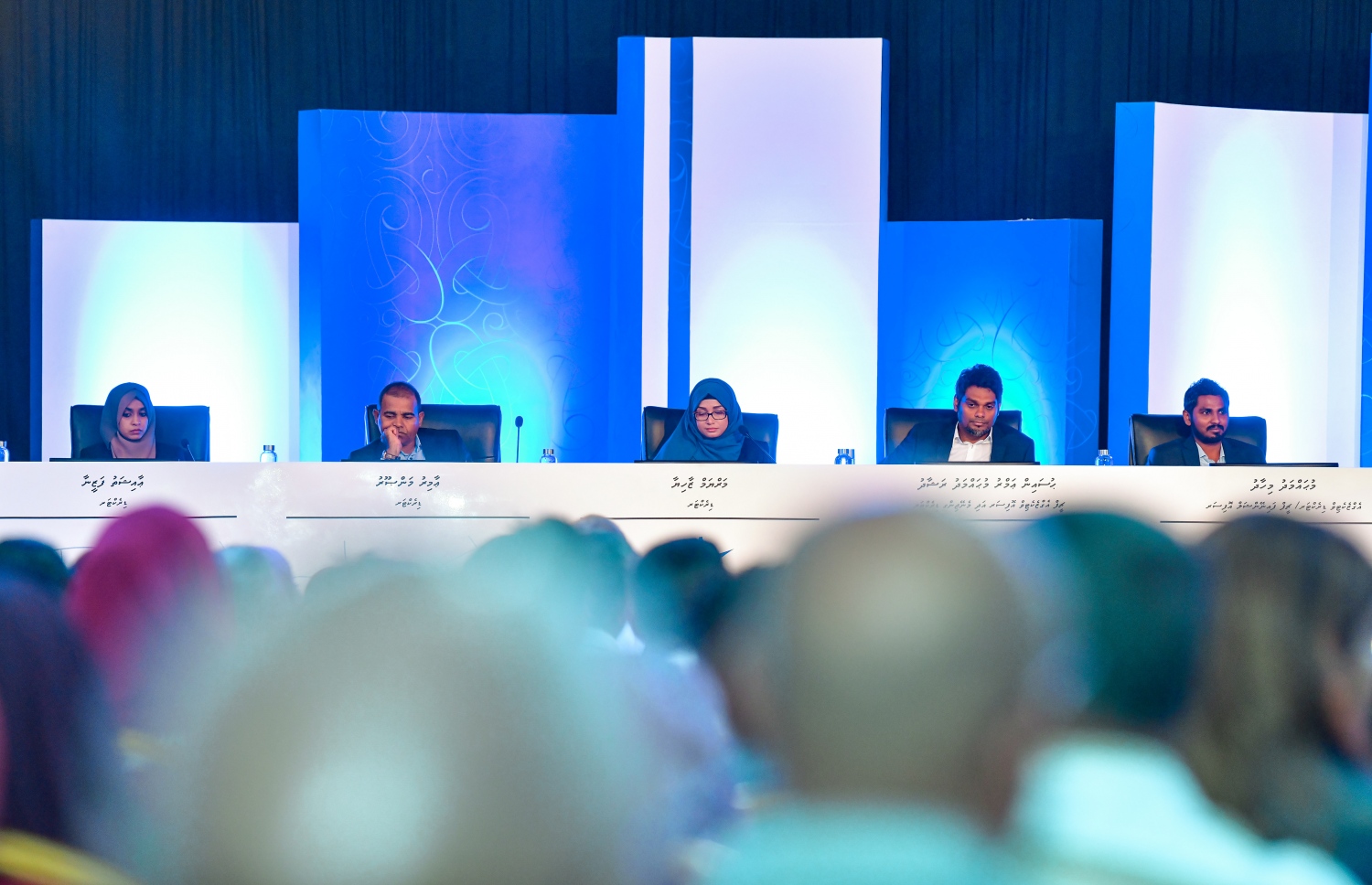 މާލެ- މޭ 16، 2019- ރާއްޖޭގެ އެންމެ ބޮޑު ވިޔަފާރި ކުންފުނި އެސްޓީއޯ އިން ދަރުބާރުގޭގައި ރޭ ބޭއްވި އަހަރީ އާއްމު ޖަލްސާގައި އެ ކުންފުނީގެ ޑިރެކްޓަރުންގެ ބޯޑުގެ ބޭފުޅުން: އެސްޓީއޯގެ މިދިޔަ އަހަރުގެ ފައިދާ އިން ހިއްސާ އަކަށް 58ރ. ބަހަން މި ޖަލްސާގައި ވަނީ ފާސްކޮށްފައި.--- ފޮޓޯ ނިޝާން އަލީ/މިހާރު