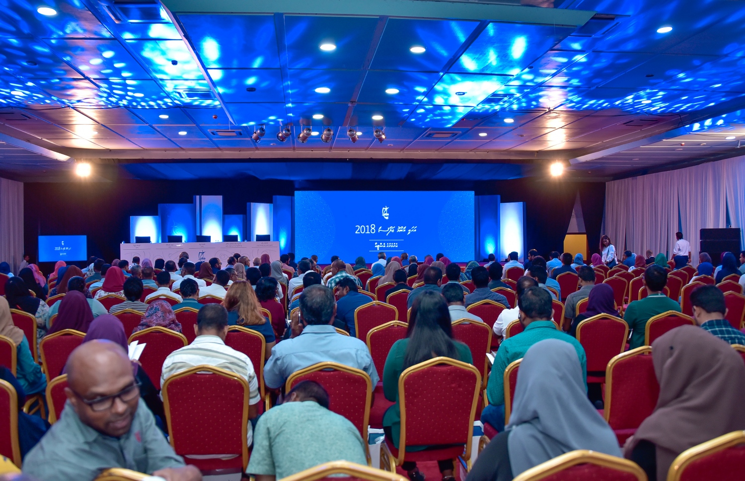 މާލެ- މޭ 16، 2019- ރާއްޖޭގެ އެންމެ ބޮޑު ވިޔަފާރި ކުންފުނި އެސްޓީއޯ އިން ދަރުބާރުގޭގައި ރޭ ބޭއްވި އަހަރީ އާއްމު ޖަލްސާގެ ތެރެއިން: އެ ކުންފުނީގެ މިދިޔަ އަހަރުގެ ފައިދާ އިން ހިއްސާ އަކަށް 58ރ. ބަހަން މި ޖަލްސާގައި ވަނީ ފާސްކޮށްފައި.--- ފޮޓޯ ނިޝާން އަލީ/މިހާރު