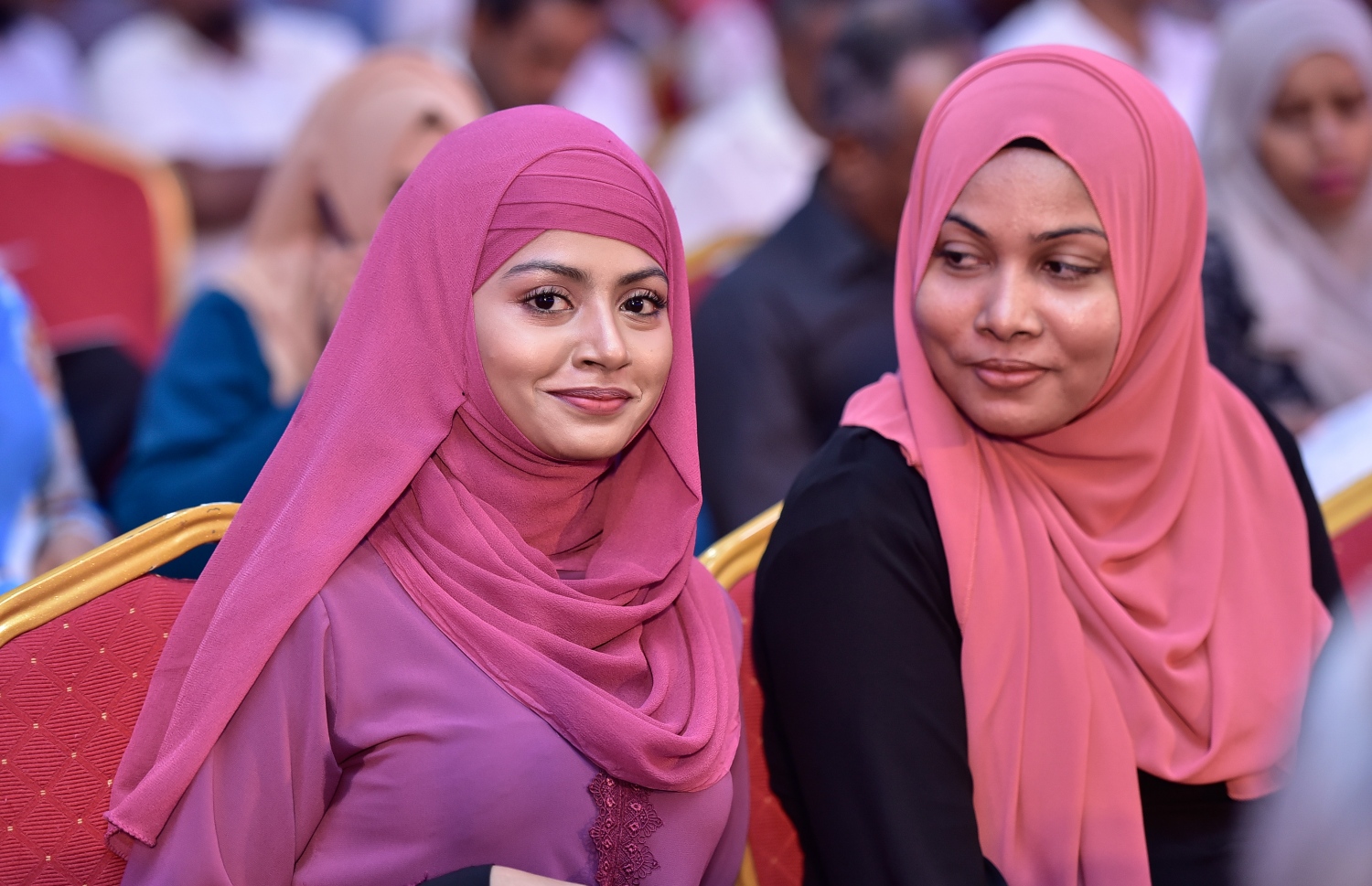 މާލެ- މޭ 16، 2019- ރާއްޖޭގެ އެންމެ ބޮޑު ވިޔަފާރި ކުންފުނި އެސްޓީއޯ އިން ދަރުބާރުގޭގައި ރޭ ބޭއްވި އަހަރީ އާއްމު ޖަލްސާގައި ބައިވެރިވި ބައެއް މީހުން.---ފޮޓޯ: ނިޝާން އަލީ/މިހާރު