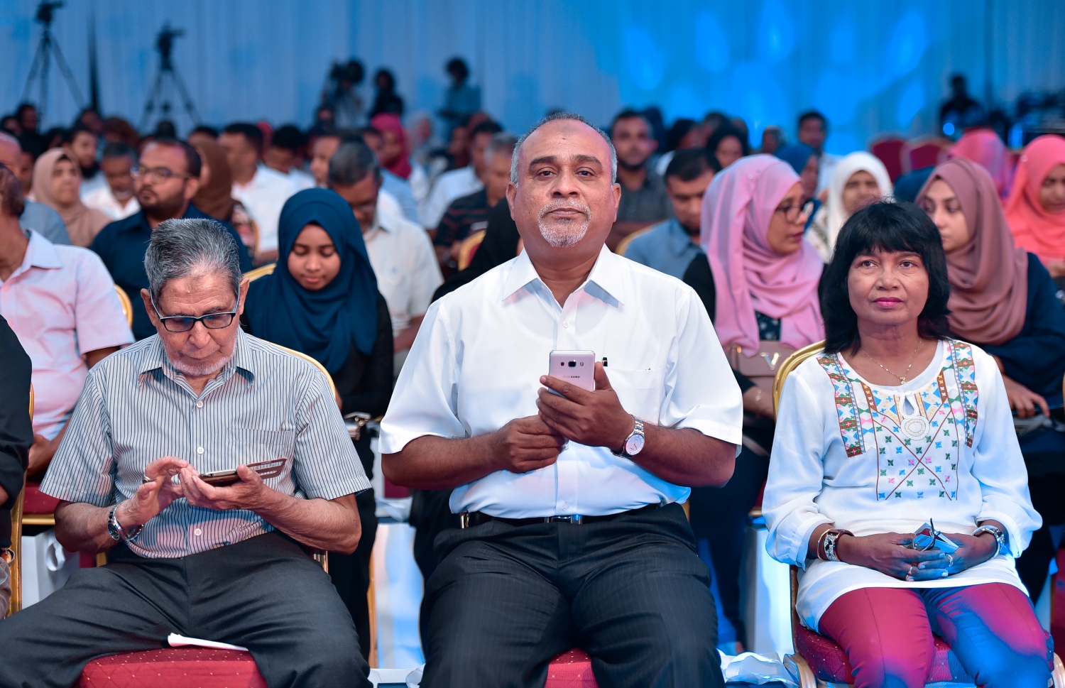 މާލެ- މޭ 16، 2019- ރާއްޖޭގެ އެންމެ ބޮޑު ވިޔަފާރި ކުންފުނި އެސްޓީއޯ އިން ދަރުބާރުގޭގައި ރޭ ބޭއްވި އަހަރީ އާއްމު ޖަލްސާގައި ބައިވެރިވި އެ ކުންފުނީގެ ބައެއް ހިއްސާދާރުން.---ފޮޓޯ: ނިޝާން އަލީ/މިހާރު