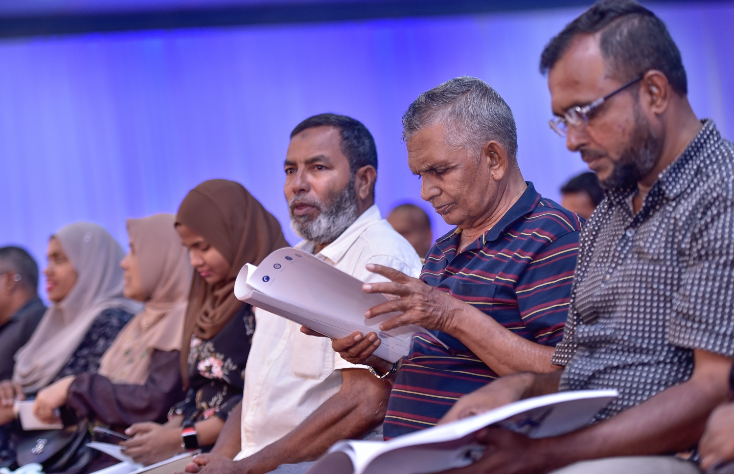 މާލެ- މޭ 16، 2019- ރާއްޖޭގެ އެންމެ ބޮޑު ވިޔަފާރި ކުންފުނި އެސްޓީއޯ އިން ދަރުބާރުގޭގައި ރޭ ބޭއްވި އަހަރީ އާއްމު ޖަލްސާގައި ބައިވެރިވި އެ ކުންފުނީގެ ބައެއް ހިއްސާދާރުން.---ފޮޓޯ: ނިޝާން އަލީ/މިހާރު