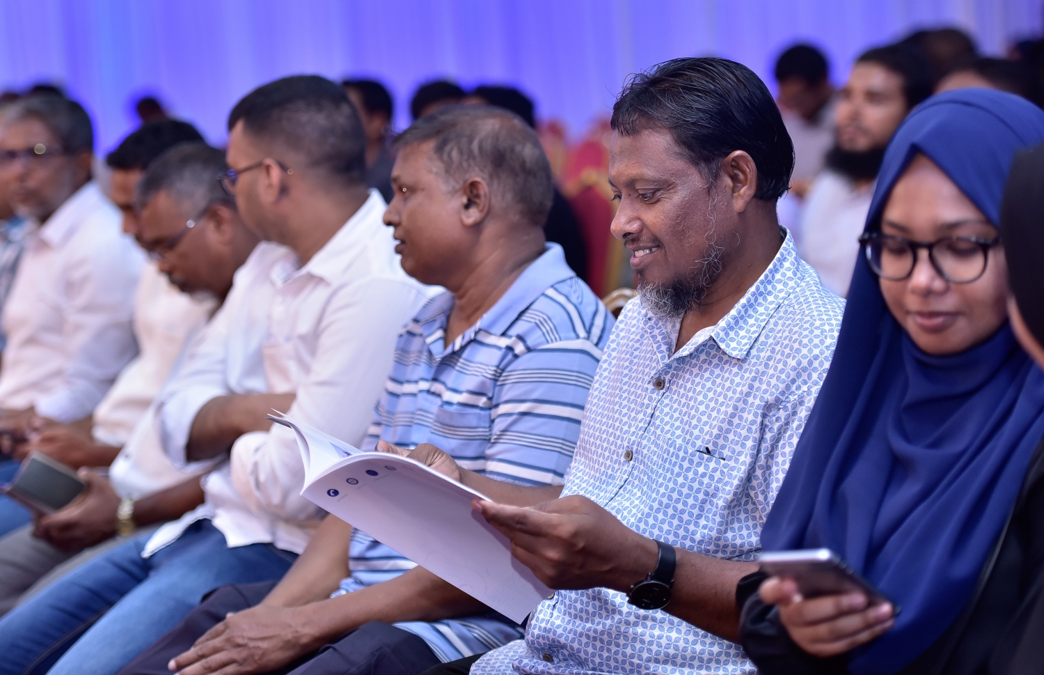 މާލެ- މޭ 16، 2019- ރާއްޖޭގެ އެންމެ ބޮޑު ވިޔަފާރި ކުންފުނި އެސްޓީއޯ އިން ދަރުބާރުގޭގައި ރޭ ބޭއްވި އަހަރީ އާއްމު ޖަލްސާގައި ބައިވެރިވި އެ ކުންފުނީގެ ބައެއް ހިއްސާދާރުން.---ފޮޓޯ: ނިޝާން އަލީ/މިހާރު