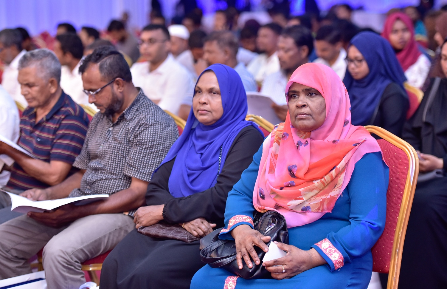 މާލެ- މޭ 16، 2019- ރާއްޖޭގެ އެންމެ ބޮޑު ވިޔަފާރި ކުންފުނި އެސްޓީއޯ އިން ދަރުބާރުގޭގައި ރޭ ބޭއްވި އަހަރީ އާއްމު ޖަލްސާގައި ބައިވެރިވި އެ ކުންފުނީގެ ބައެއް ހިއްސާދާރުން.---ފޮޓޯ: ނިޝާން އަލީ/މިހާރު