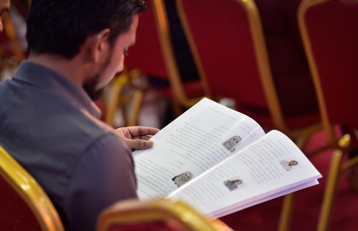 މާލެ- މޭ 16، 2019- ރާއްޖޭގެ އެންމެ ބޮޑު ވިޔަފާރި ކުންފުނި އެސްޓީއޯ އިން ދަރުބާރުގޭގައި ރޭ ބޭއްވި އަހަރީ އާއްމު ޖަލްސާގައި ބައިވެރިވި މީހަކު، އެ ކުންފުނީގެ މައުލޫމާތު ފޮތް ބަލަނީ.---ފޮޓޯ: ނިޝާން އަލީ/މިހާރު