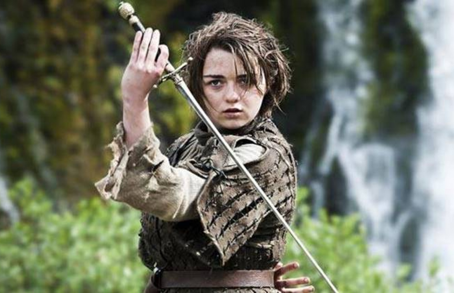 މެއިޒީ "ގޭމް އޮފް ތުރޯންސް" ގެ މަންޒަރެއްގައި.