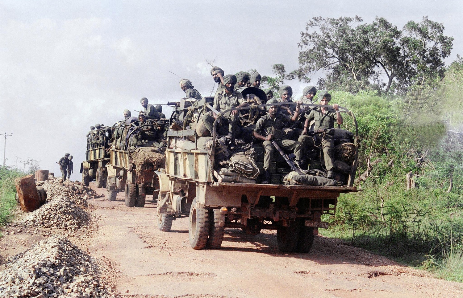 ލަންކާގެ ހަނގުރާމަ ކުރިއަށް ދިޔަ ދުވަސްވަރު، އޮކްޓޯބަރު 15، 1987 ގައި އިންޑިއާ ސިފައިންގެ ފައުޖެއް ޖަފްނާގައި ހަރަކާތްތެރި ވަނީ. --ފޮޓޯ:އޭއެފްޕީ