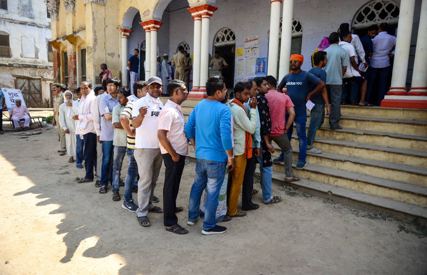 އުއްތަރަ ޕްރަދޭޝްގެ ވަރަނަސި ސިޓީގައި ވޯޓުލާން މިއަދު މީހުން ކިޔޫ ހަދާފައި. --ފޮޓޯ:އޭއެފްޕީ