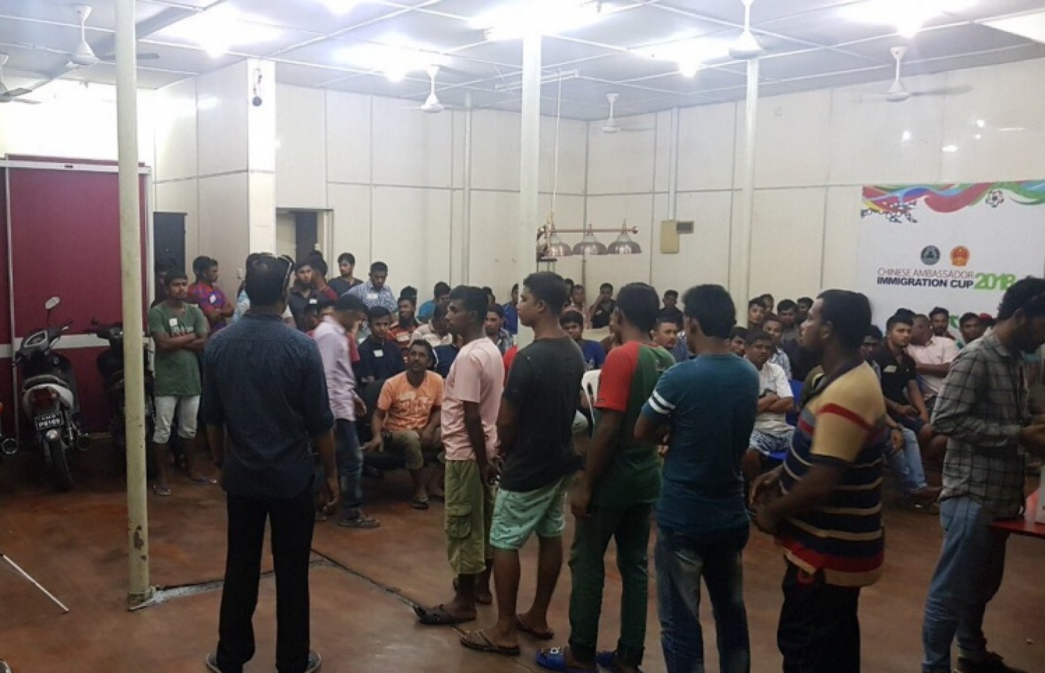 ގަވާއިދާ ހިލާފަށް އުޅޭ ބިދޭސީން ހޯދަން ހިންގި އޮޕަރޭޝަނެއްގެ ތެރެއިން އަތުލައިގެން ބައެއް މީހުން.-- ފޮޓޯ: އިމިގްރޭޝަން