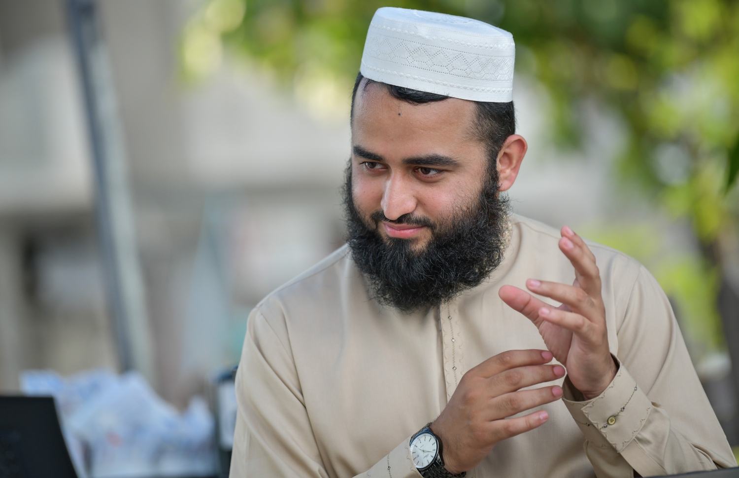 ރިޒްވާން "މިހާރަ"ށް އިންޓަވިއު ދެނީ. --ފޮޓޯ: ނިޝާން އަލީ/ މިހާރު