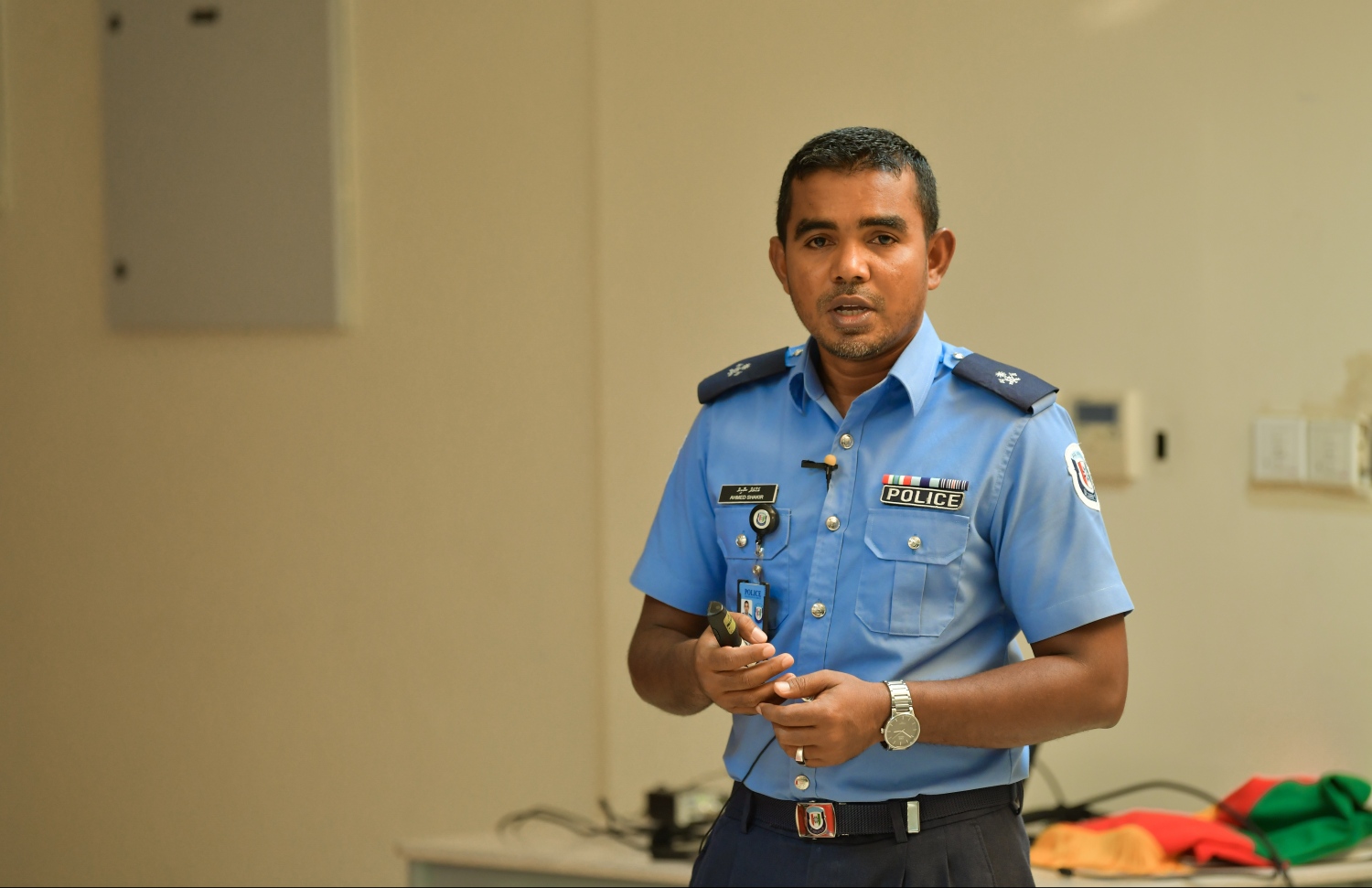 އިސްކަންދަރު ކޮށީގައި މިއަދު ބޭއްވި ނޫސްވެރިންގެ ބައްދަލުވުމުގައި ޑްރަގް އެންފޯސްމަންޓް ޑިޕާޓްމަންޓްގެ ހެޑް ޝާކިރު ޕްރެޒެންޓޭޝަން ދެއްވަނީ. --- ފޮޓޯ: ހުސެއިން ވަހީދު/ މިހާރު