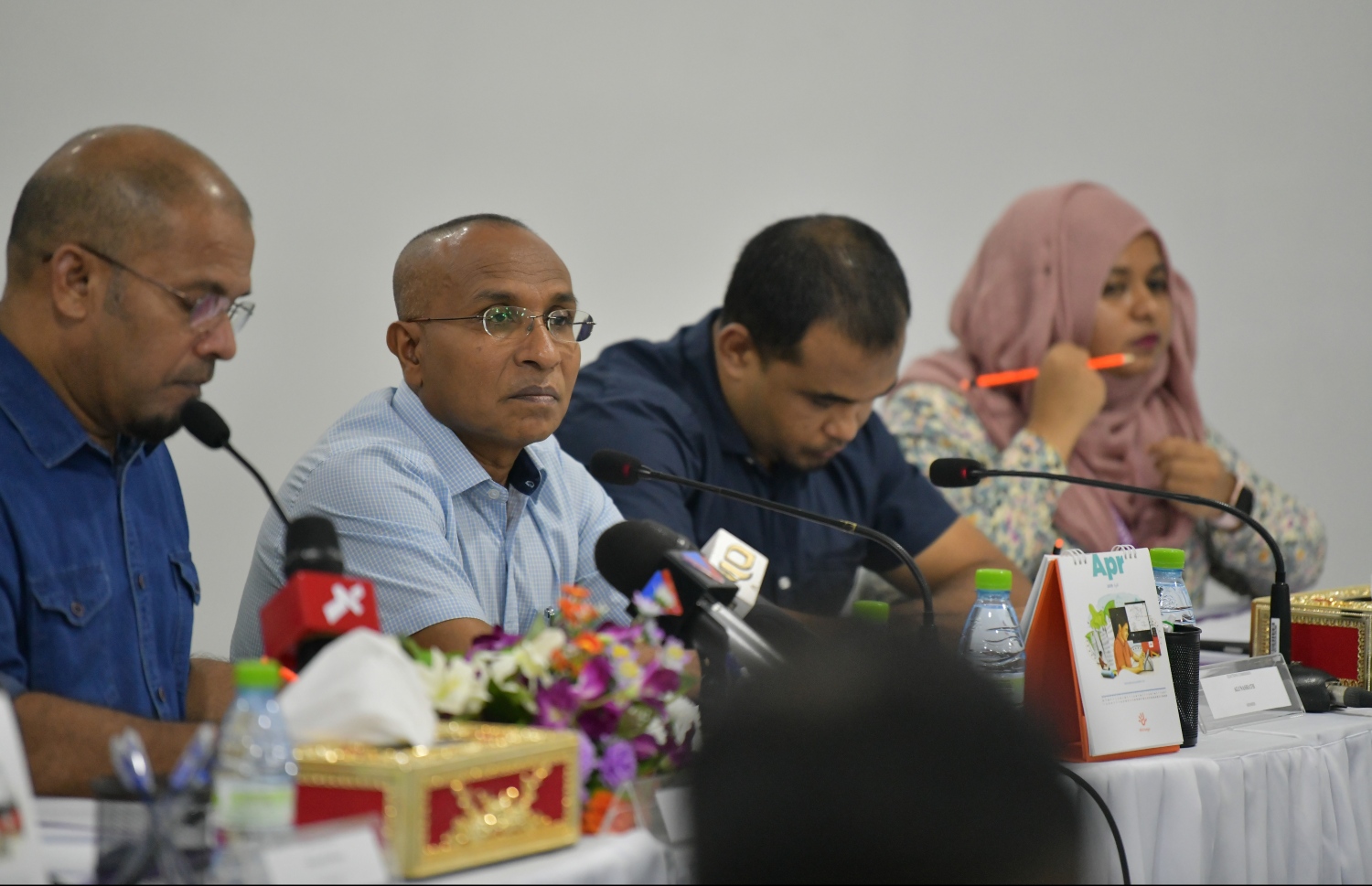 ސިޔާސީ ޕާޓީތަކާއި އާއްމު އިންތިޚާބުގެ ގާނޫނު އިސްލާހުކުރުމަށް ރޭ ބޭއްވި ބައްދަލުވުމުގައި ބައިވެރިވެވަޑައިގެންނެވި އީސީގެ ބައެއް މެމްބަރުން.-- ފޮޓޯ: ހުސެއިން ވަހީދު/ މިހާރު