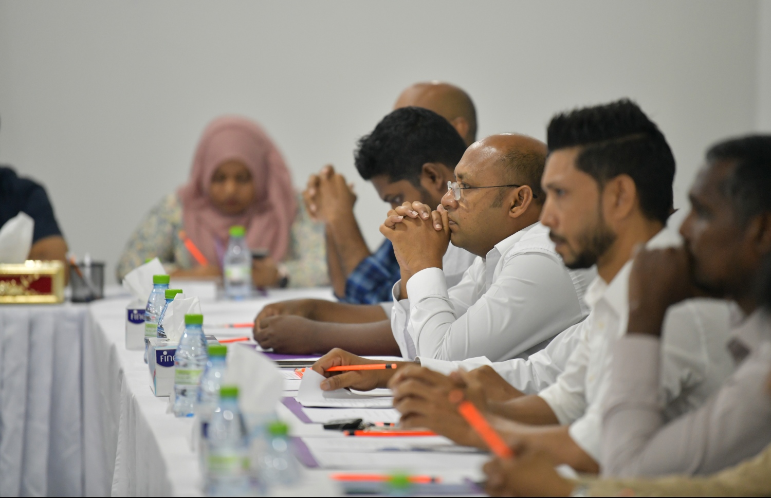 ސިޔާސީ ޕާޓީތަކާއި އާއްމު އިންތިޚާބުގެ ގާނޫނު އިސްލާހުކުރުމަށް ރޭ ބޭއްވި ބައްދަލުވުމުގައި ބައިވެރިވެވަޑައިގެންނެވި ބައެއް ބޭފުޅުން.-- ފޮޓޯ: ހުސެއިން ވަހީދު/ މިހާރު