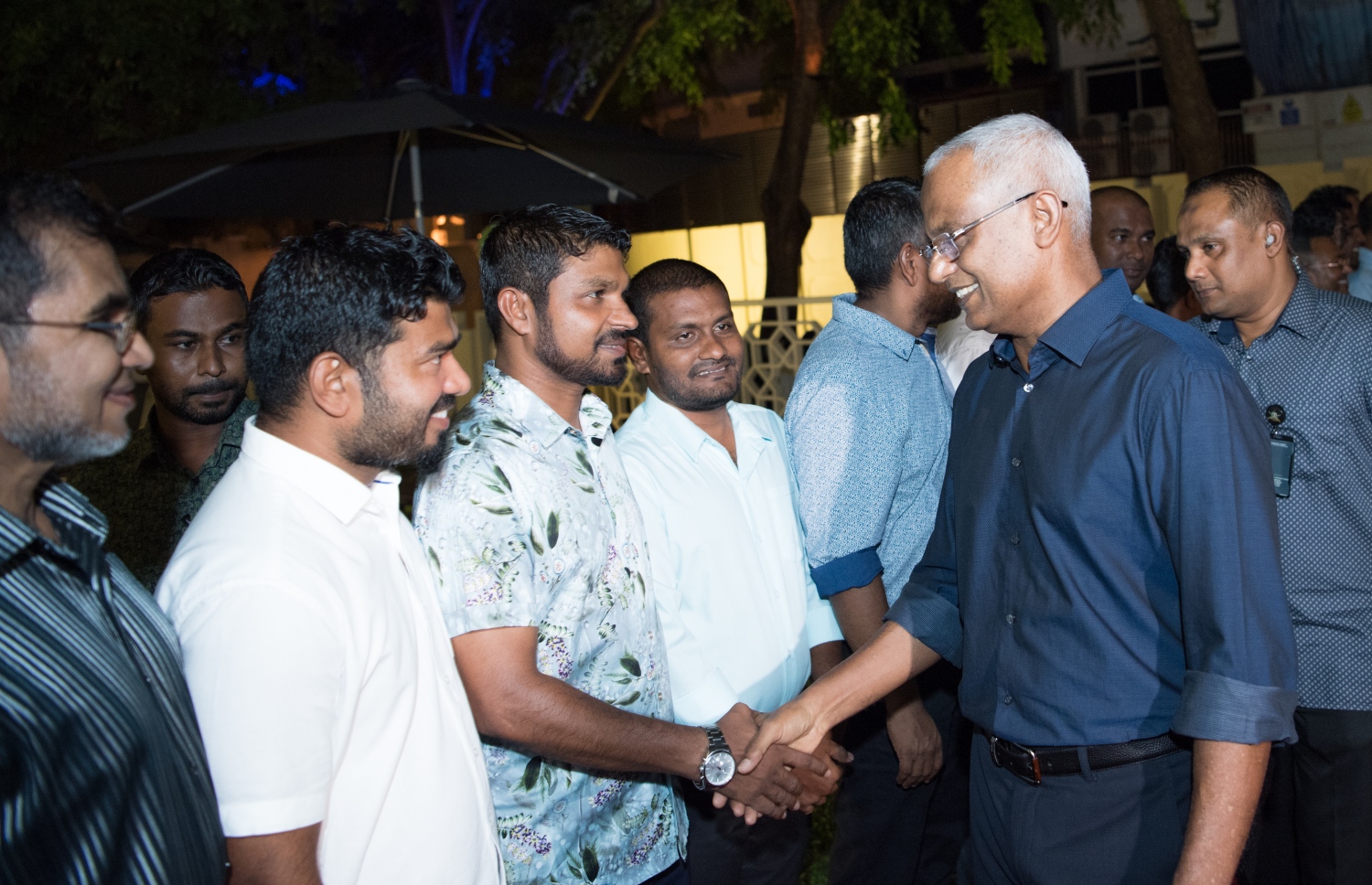 މިދިޔަ މަހު ބޭއްވި އާންމު އިންތިޚާބުގައި 19 ވަނަ ރައްޔިތުންގެ މަޖިލިހަށް އިންތިޚާބުވި ބައެއް ބޭފުޅުންނާ ރައީސް އިބްރާހިމް މުހައްމަދު ސޯލިހް މިރޭ ސަލާމް ކުރައްވަނީ.---ފޮޓޯ: މަޖިލިސް