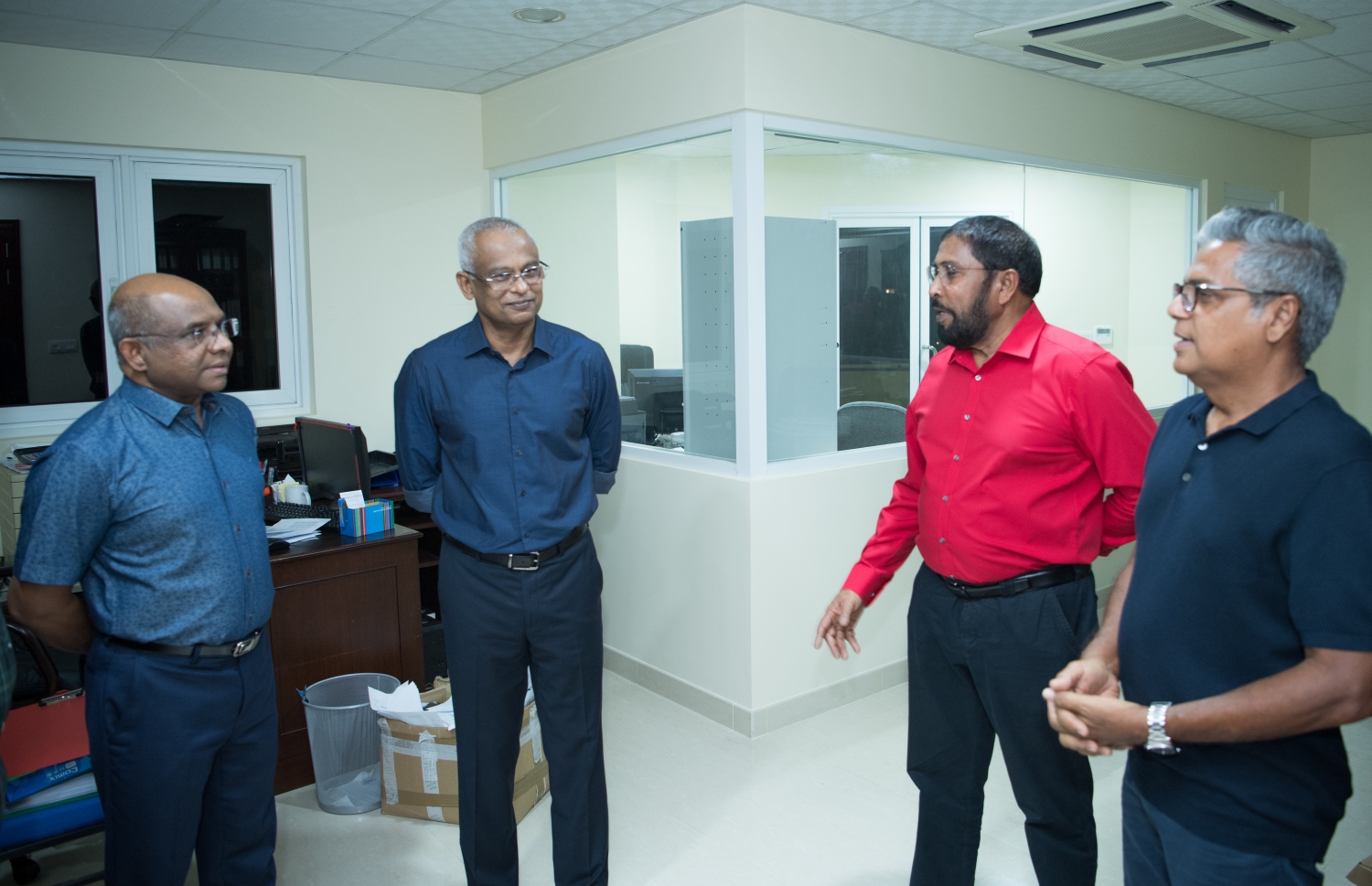 ރައީސް އިބްރާހިމް މުހައްމަދު ސޯލިހާއި (ކ-3) މަޖިލިހުގެ ރައީސް ގާސިމް އިބްރާހިމާއި (ކ-2) މަޖިލިހުގެ ނައިބު ރައީސް މޫސާ މަނިކާއި (ކ) ފޮރިން މިނިސްޓަރު އަބްދުﷲ ޝާހިދު މަޖިލިހުގެ އާ އިމާރާތް ރޭ ބައްލަވާލެއްވުމަށް ފަހު މަޝްވަރާއެއްގައި. --- ފޮޓޯ: މަޖިލިސް