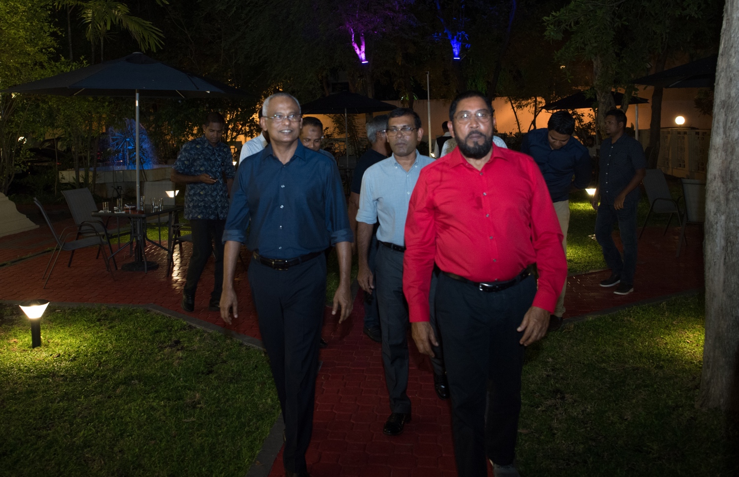 ރައީސް އިބްރާހިމް މުހައްމަދު ސޯލިހް (ވ)، ރައްޔިތުންގެ މަޖިލިހުގެ ރައީސް މުހައްމަދު ނަޝީދު (މ) އަދި ޖުމްހޫރީ ޕާޓީގެ ލީޑަރު ގާސިމް އިބްރާހިމް މަޖިލީހުގެ އިދާރާއަށް ވަޑައިގަންނަވަނީ--- ފޮޓޯ: މަޖިލިސް