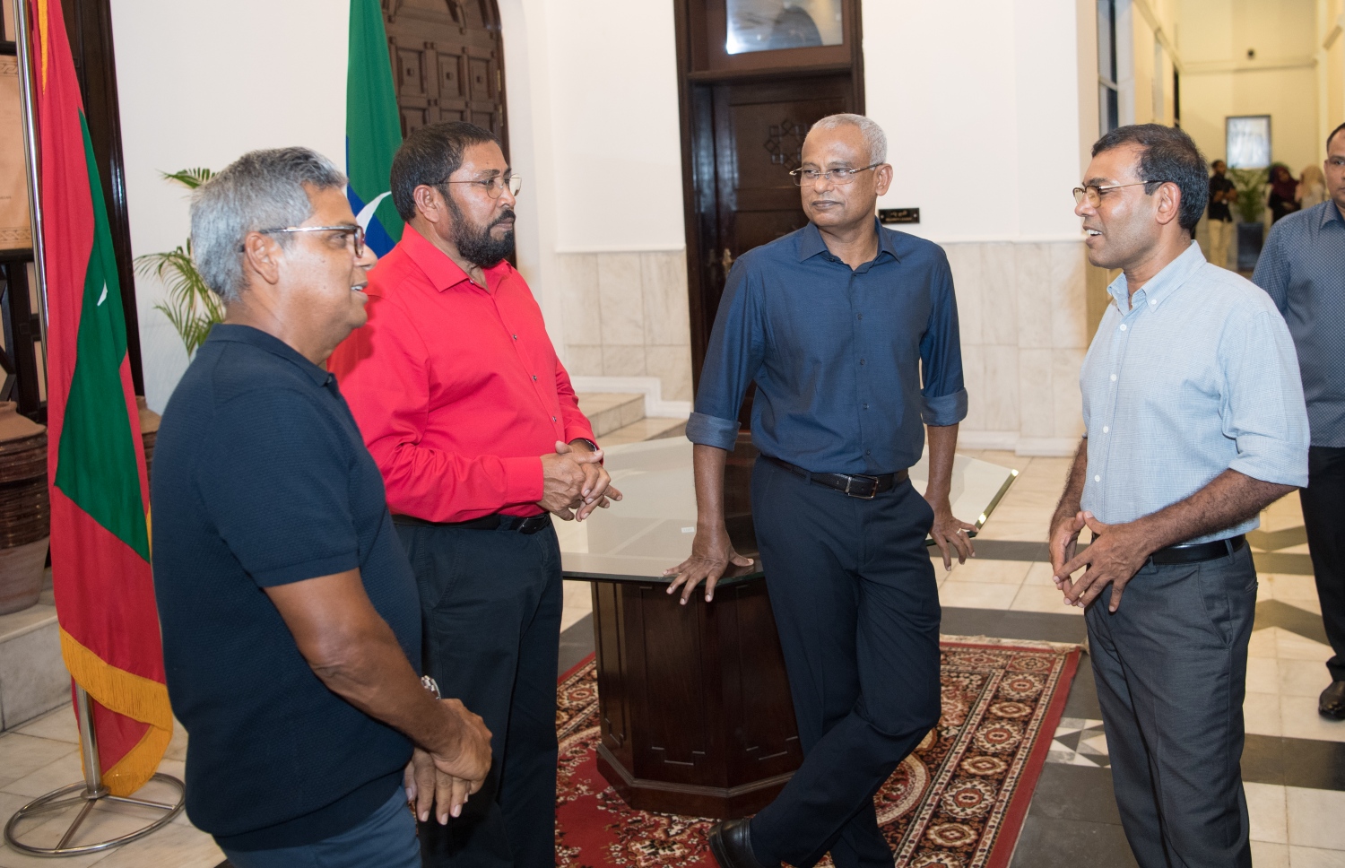 ރައީސް އިބްރާހިމް މުހައްމަދު ސޯލިހާއި (ކ-2) މަޖިލީހުގެ މިހާރުގެ ރައީސް ނަޝީދާއި (ކ) މަޖިލީހުގެ ކުރީގެ ރައީސް ގާސިމް (ވ-2) އަދި މަޖިލީހުގެ އޭރުގެ ނައިބު ރައީސް މޫސަ، މަޖިލީހުގެ އިދާރާގައި ބައްދަލުކުރައްވަނީ.-- ފޮޓޯ: މަޖިލިސް