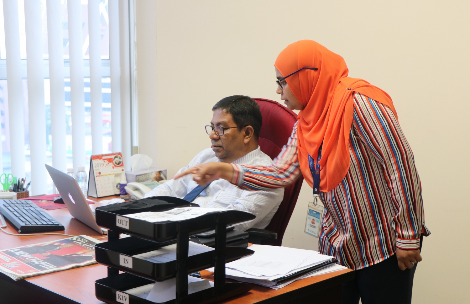 ދިވެހި އެމްބަސީގެ ދެ ބޭފުޅަކު މަޝްވަރާ ކުރައްވަނީ. މެލޭޝިއާ އަށް އަހަރަކު 8000 އަށް ވުރެ ގިނަ ދިވެހިން ޒިޔާރަތް ކުރަމުން އަންނަ ކަމަށް އެމްބަސީން ބުނޭ.--- ފޮޓޯ: މިހާރު