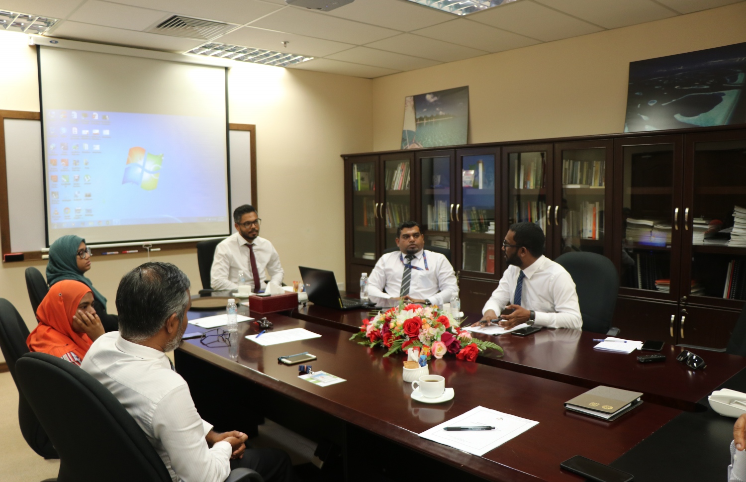 ދިވެހި އެމްބަސީގެ މުވައްޒަފުން މަޝްވަރާއެއްގައި. ދިވެހިންނަށް ހިދުމަތް ދިނުމަށް އެމްބަސީގައި ތިބީ ގާތްގަނޑަކަށް 10 ސްޓާފުން.--- ފޮޓޯ: މިހާރު