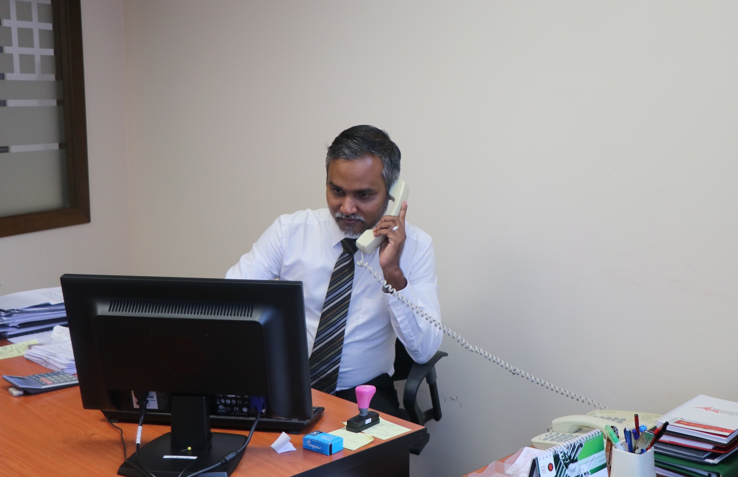 އެމްބަސީގެ ސެކަންޑް ސެކްރެޓަރީ މުހައްމަދު ނަޖީލް ފޯނެއްގައި. --- ފޮޓޯ: މިހާރު