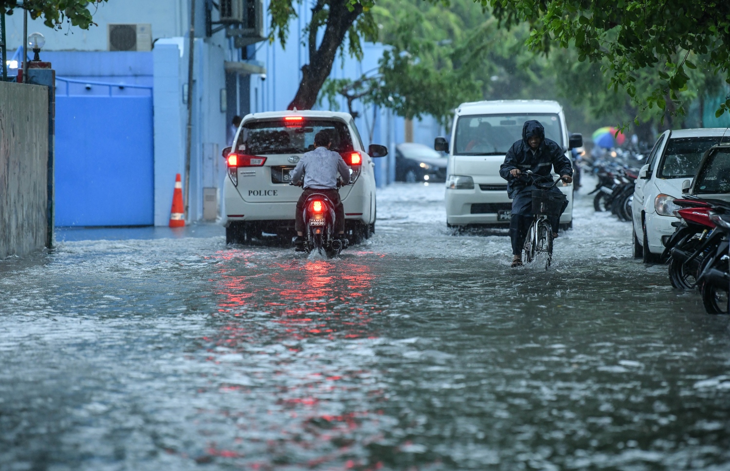 މާލެ- މެއި 23، 2019- ހުޅަނގު މޫސުމުގެ ވިއްސާރައާ އެކު މާލެ އަށް މިއަދު ހެނދުނުއްސުރެ ފެށިގެން ވެހެމުންދާ ބޯ ވާރޭގެ ތެރޭގައި މީހަކު، ފެން ބޮޑުވެފައިވާ މަގެއްގައި ބައިސްލުގައި ދަނީ.---ފޮޓޯ: ނިޝާން އަލީ/މިހާރު