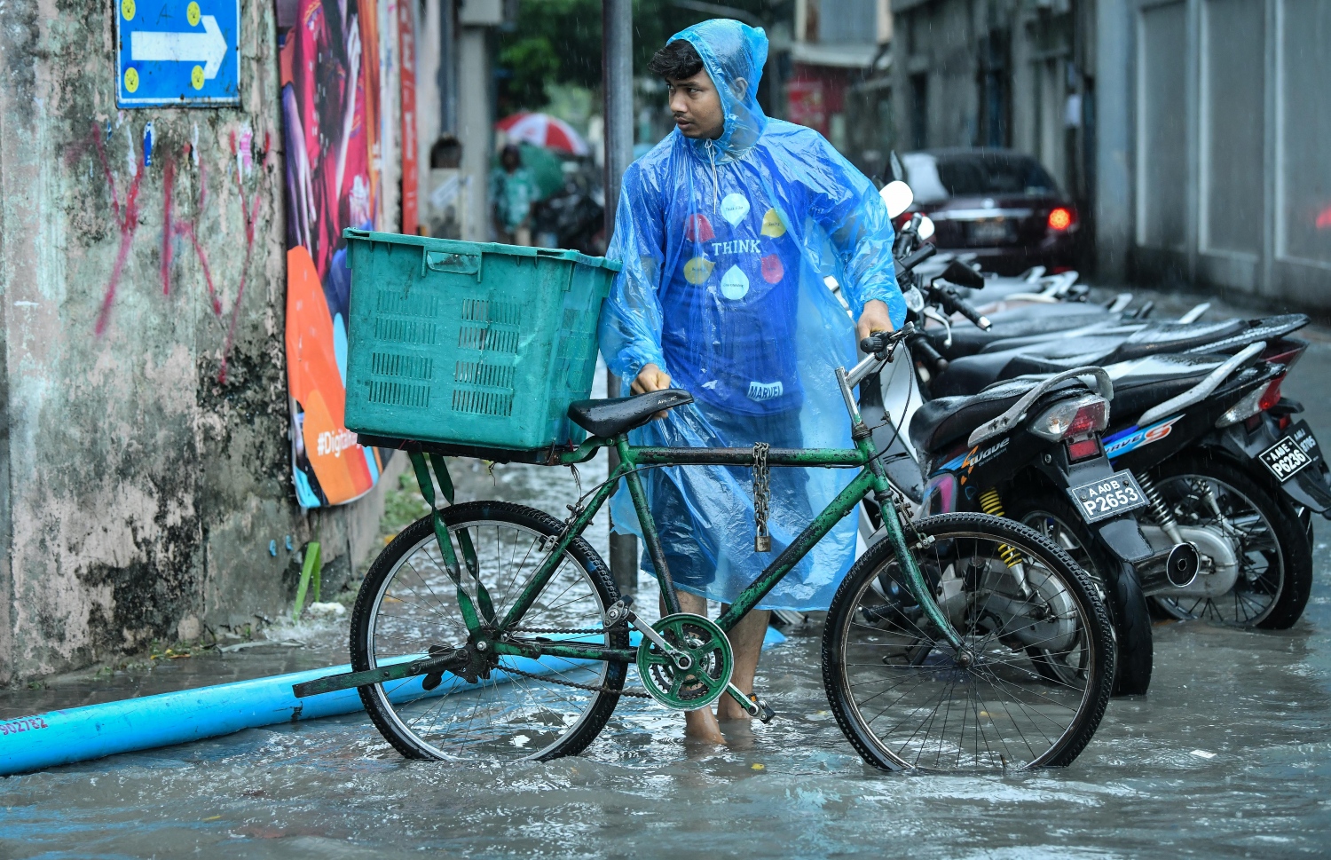 މާލެ- މެއި 23، 2019- ހުޅަނގު މޫސުމުގެ ވިއްސާރައާ އެކު މާލެ އަށް މިއަދު ހެނދުނުއްސުރެ ފެށިގެން ވެހެމުންދާ ބޯ ވާރޭގައި ފެން ބޮޑުވެފައިވާ މަގެއްގައި ބިދޭސީއަކު ބައިސިކަލަށް އަރަނީ.---ފޮޓޯ: ނިޝާން އަލީ/މިހާރު