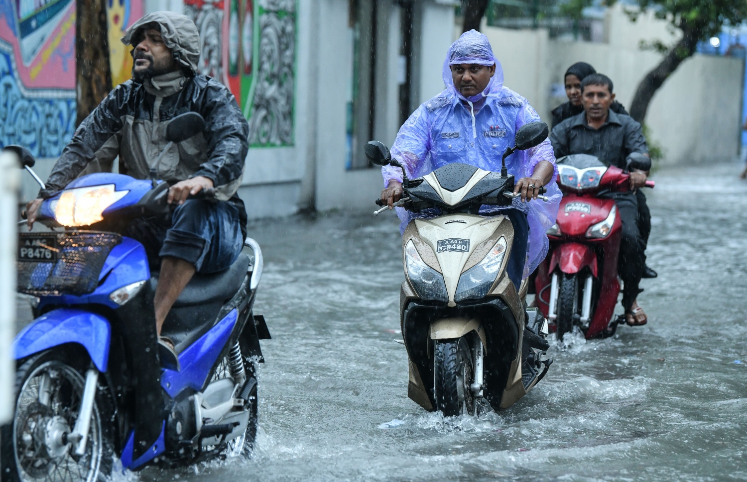 މާލެ- މެއި 23، 2019- ހުޅަނގު މޫސުމުގެ ވިއްސާރައާ އެކު މާލެ އަށް މިއަދު ހެނދުނުއްސުރެ ފެށިގެން ވެހެމުންދާ ބޯ ވާރޭގެ ތެރޭގައި ބަޔަކު، ފެން ބޮޑުވެފައިވާ މަގެއްގައި ސައިކަލްގައި ދަނީ.---ފޮޓޯ: ނިޝާން އަލީ/މިހާރު
