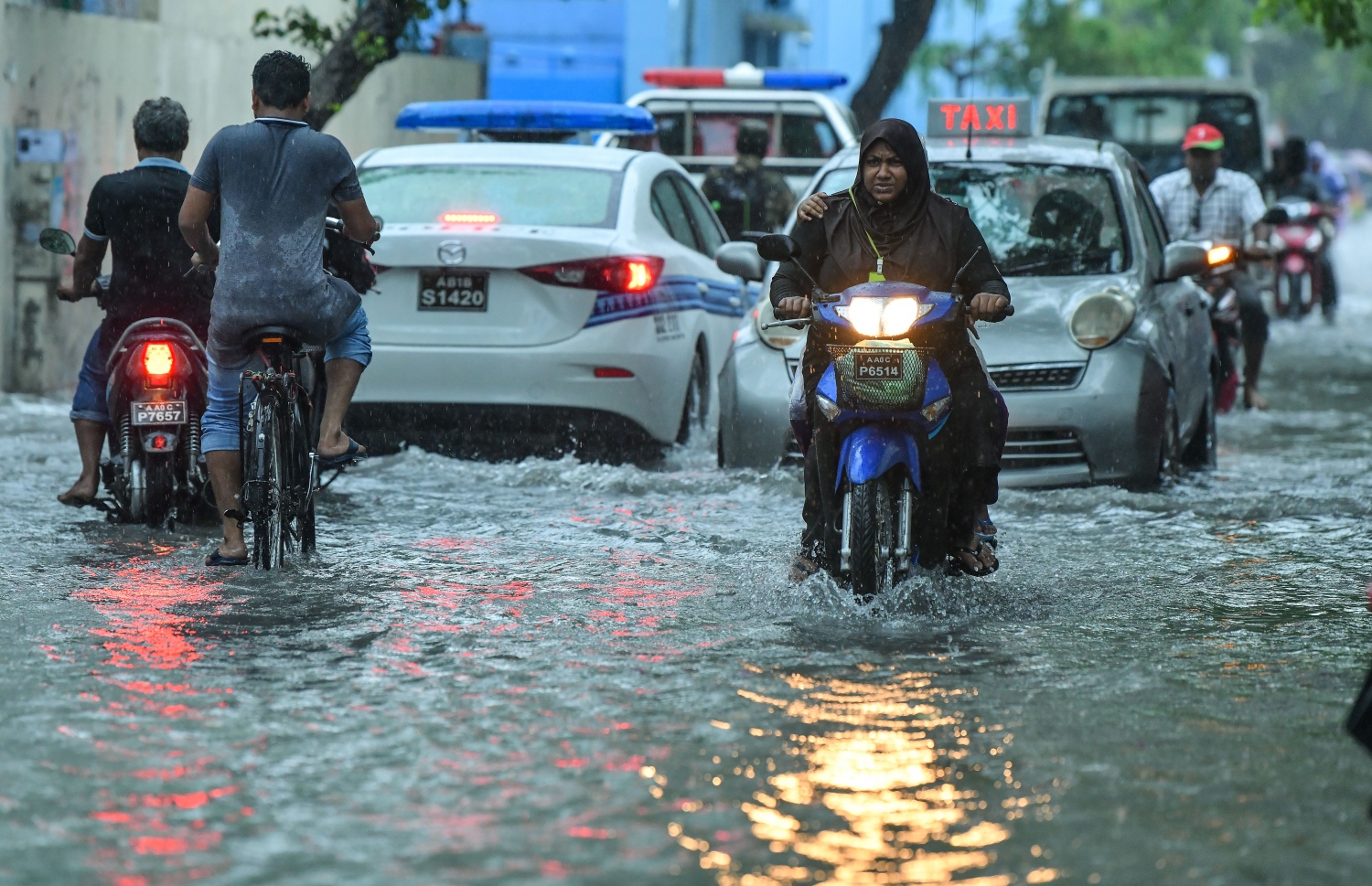 މާލެ- މެއި 23، 2019- ހުޅަނގު މޫސުމުގެ ވިއްސާރައާ އެކު މާލެ އަށް މިއަދު ހެނދުނުއްސުރެ ފެށިގެން ވެހެމުންދާ ބޯ ވާރޭގެ ތެރޭގައި، ފެން ބޮޑުވެފައިވާ މަގެއްގައި ދުއްވާފައި ދަނީ.---ފޮޓޯ: ނިޝާން އަލީ/މިހާރު