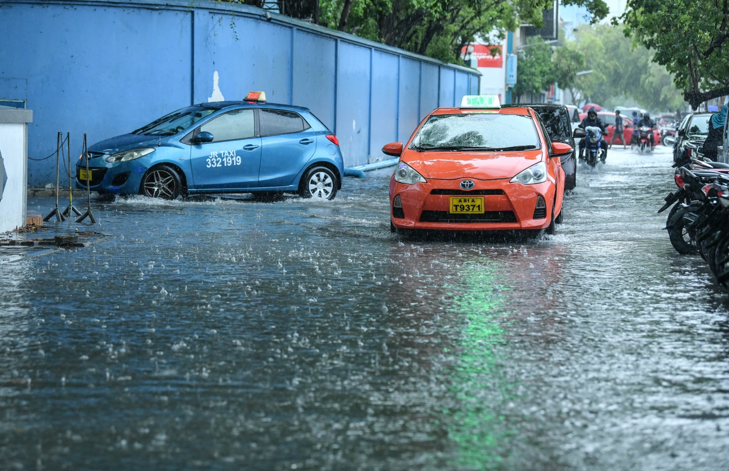 މާލެ- މެއި 23، 2019- ހުޅަނގު މޫސުމުގެ ވިއްސާރައާ އެކު މާލެ އަށް މިއަދު ހެނދުނުއްސުރެ ފެށިގެން ވެހެމުންދާ ބޯ ވާރޭގައި ފެން ބޮޑުވެފައިވާ މަގެއްގައި ކާރު ދުއްވާފައި ދަނީ: މިއަދު ވެހެން ފެށި ވާރެއާ އެކު މެޓް އޮފީހުން ވަނީ ރާއްޖޭގެ ބޮޑު ސަރަހައްދަކަށް ވައިޓް އެލާޓް ވެސް ނެރެފައި.--- ފޮޓޯ: ނިޝާން އަލީ/މިހާރު