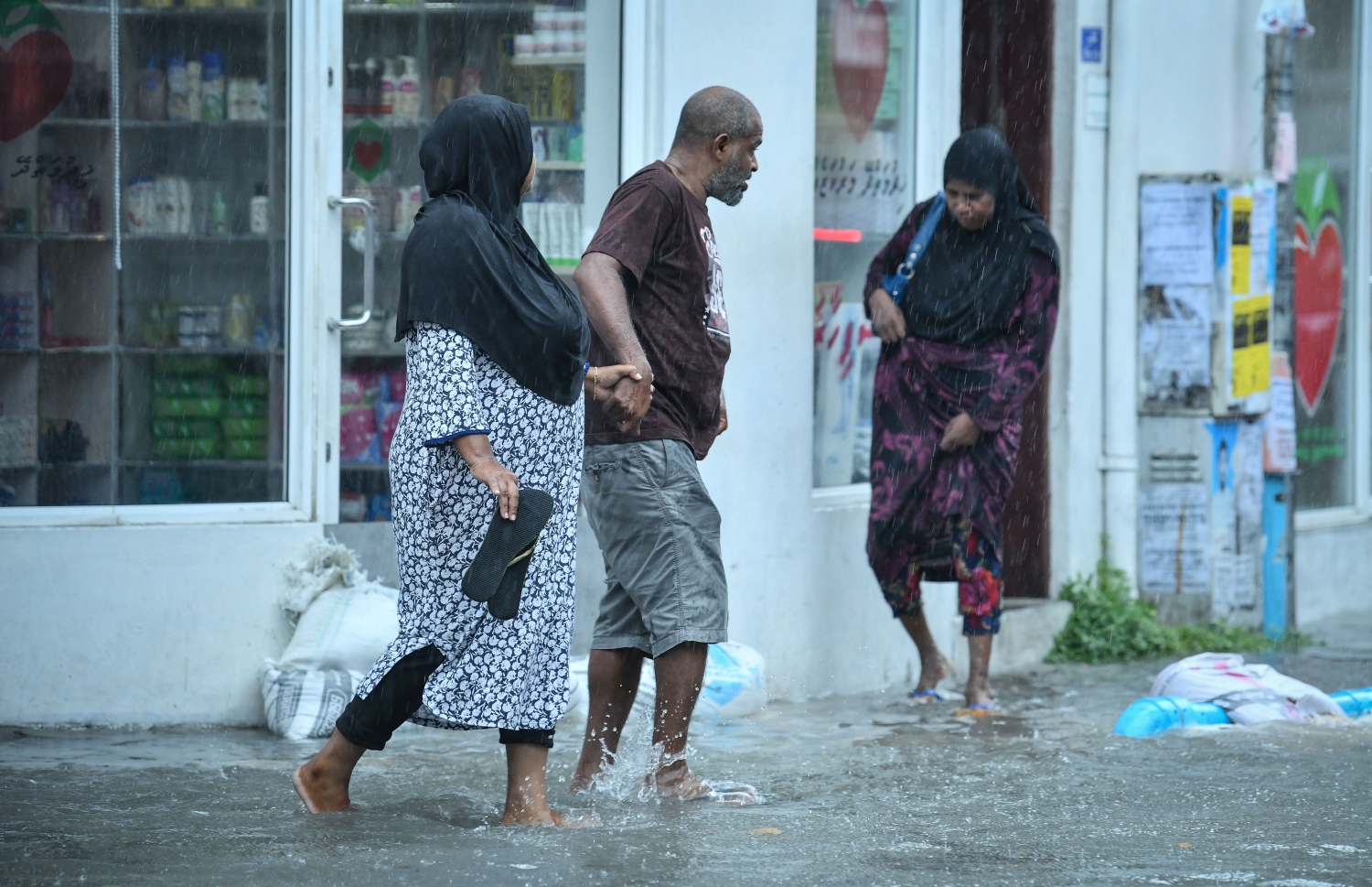 މާލެ- މެއި 23، 2019- ހުޅަނގު މޫސުމުގެ ވިއްސާރައާ އެކު މާލެ އަށް މިއަދު ހެނދުނުއްސުރެ ފެށިގެން ވެހެމުންދާ ބޯ ވާރޭގެ ތެރޭގައި ދެ މީހަކު، ފެން ބޮޑުވެފައިވާ މަގެއްގައި ހިނގާފައި ދަނީ.---ފޮޓޯ: ނިޝާން އަލީ/މިހާރު