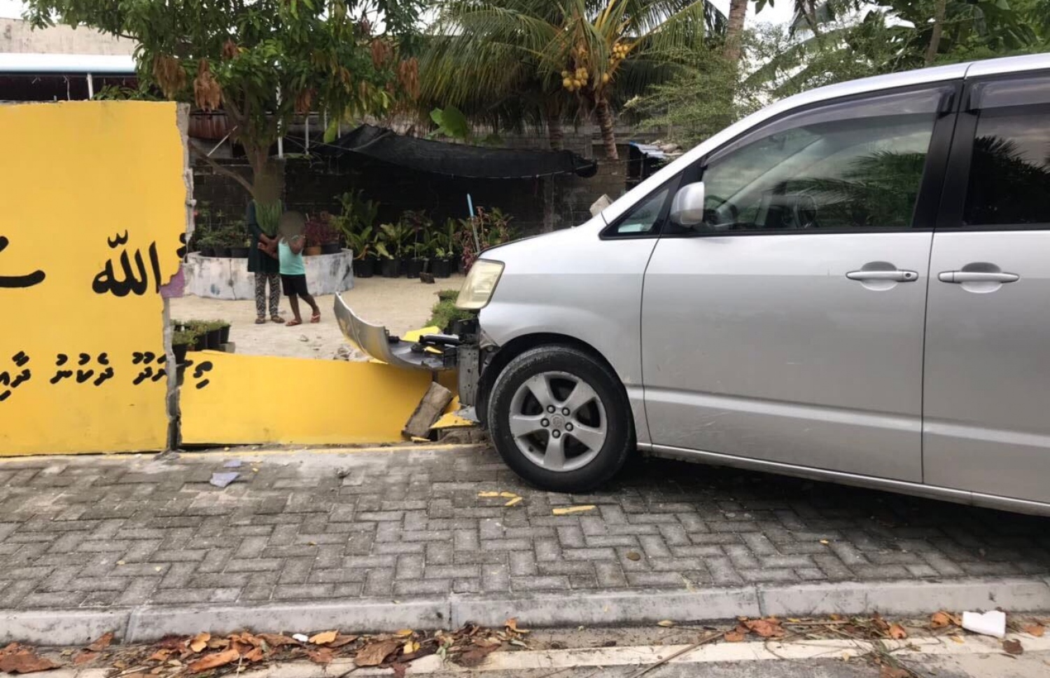 ތިނަދޫގައި މިއަދު ހިނގި އެކްސިޑެންޓުގައި ކޮންޓްރޯލުން ނެއްޓުނު ކާރާއި އެ ކާރު ޖެހުމުން ވެއްޓުނު ފާރު -- ފޮޓޯ: ޕޮލިސް