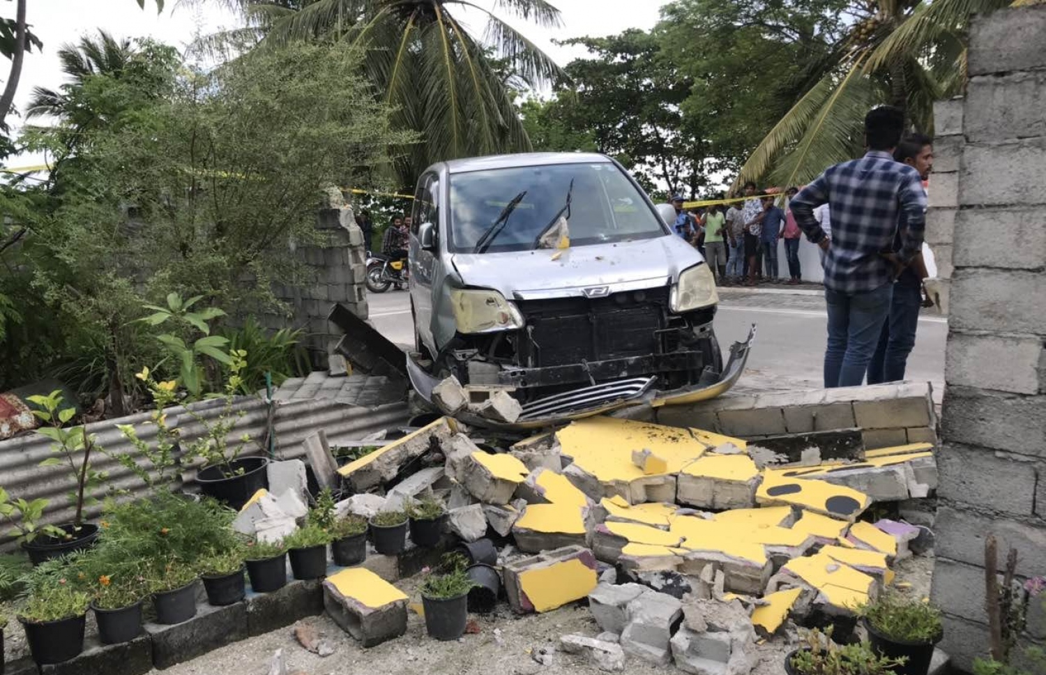 ނުރައްކާތެރި އެކްސިޑެންޓެއްގައި ކާރަކުން ޖެހި ގެއެއްގެ ފާރު ވެއްޓިފައި: ބާރަށް ދުއްވާ މީހުންނާ ދެކޮޅަށް މާ ބޮޑު ފިޔަވަޅެއް ނޭޅޭ